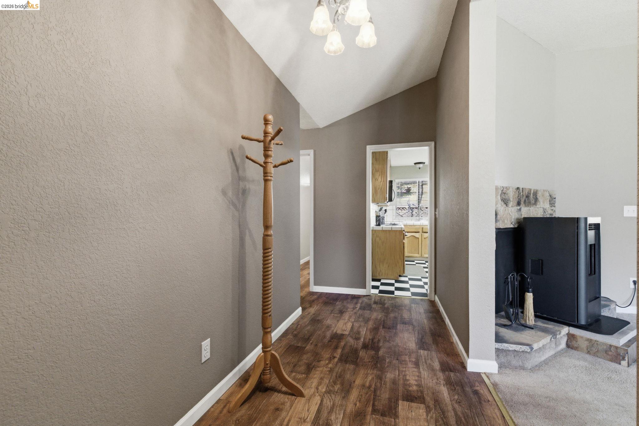 Detail Gallery Image 4 of 59 For 12796 Cresthaven Dr, Groveland,  CA 95321 - 3 Beds | 2 Baths