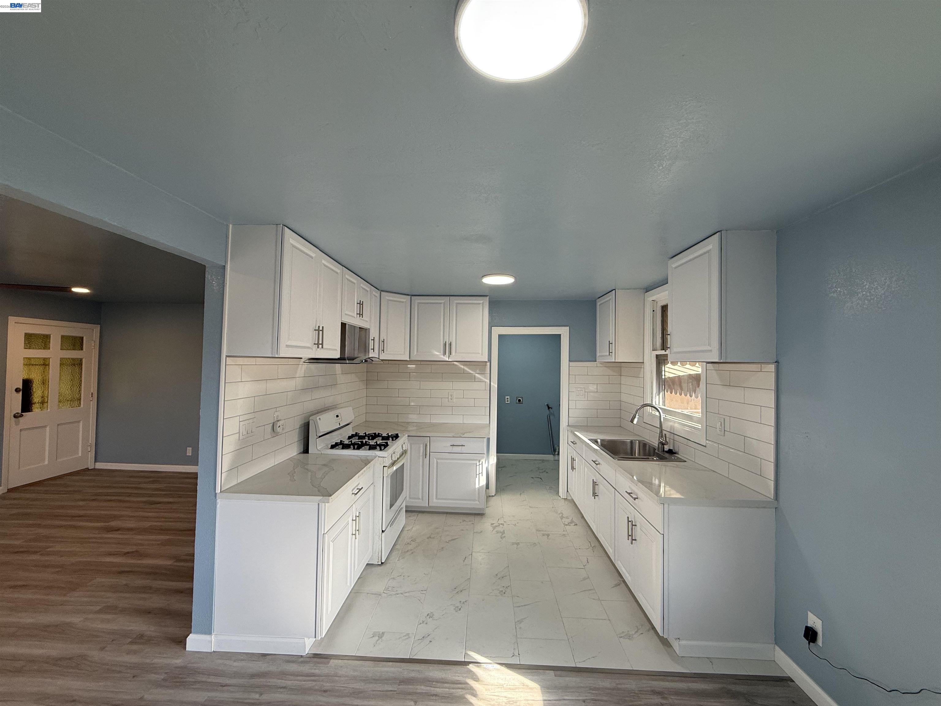 Detail Gallery Image 8 of 37 For 5500 Fruitridge Rd, Sacramento,  CA 95820 - 2 Beds | 1 Baths