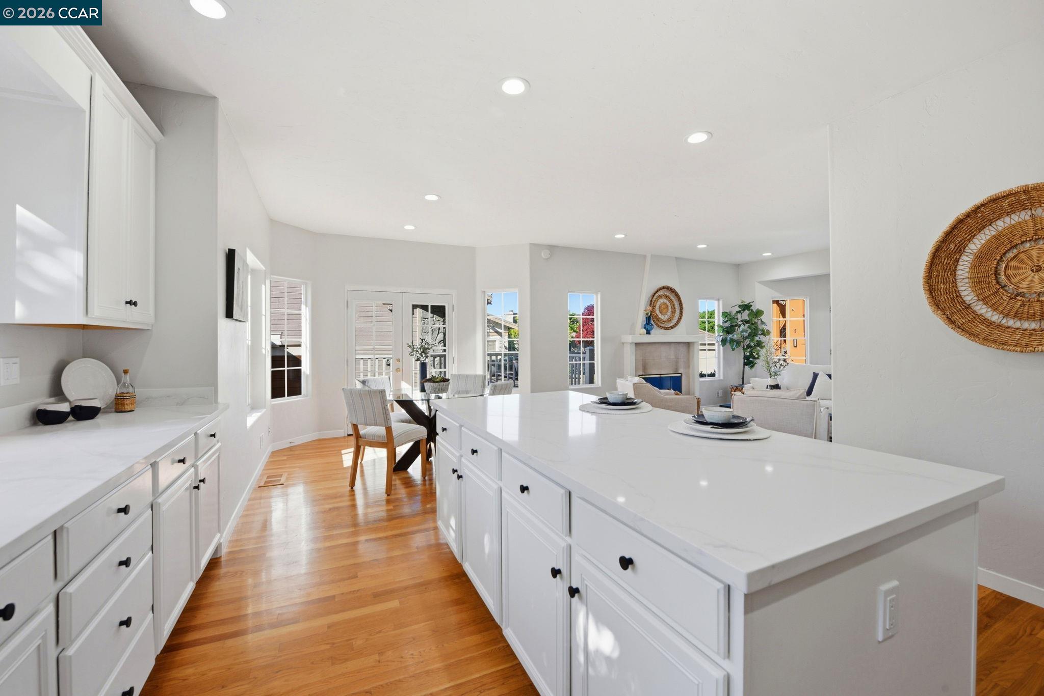 Detail Gallery Image 13 of 60 For 1 Bay Forest Pl, Oakland,  CA 94611 - 3 Beds | 2/1 Baths