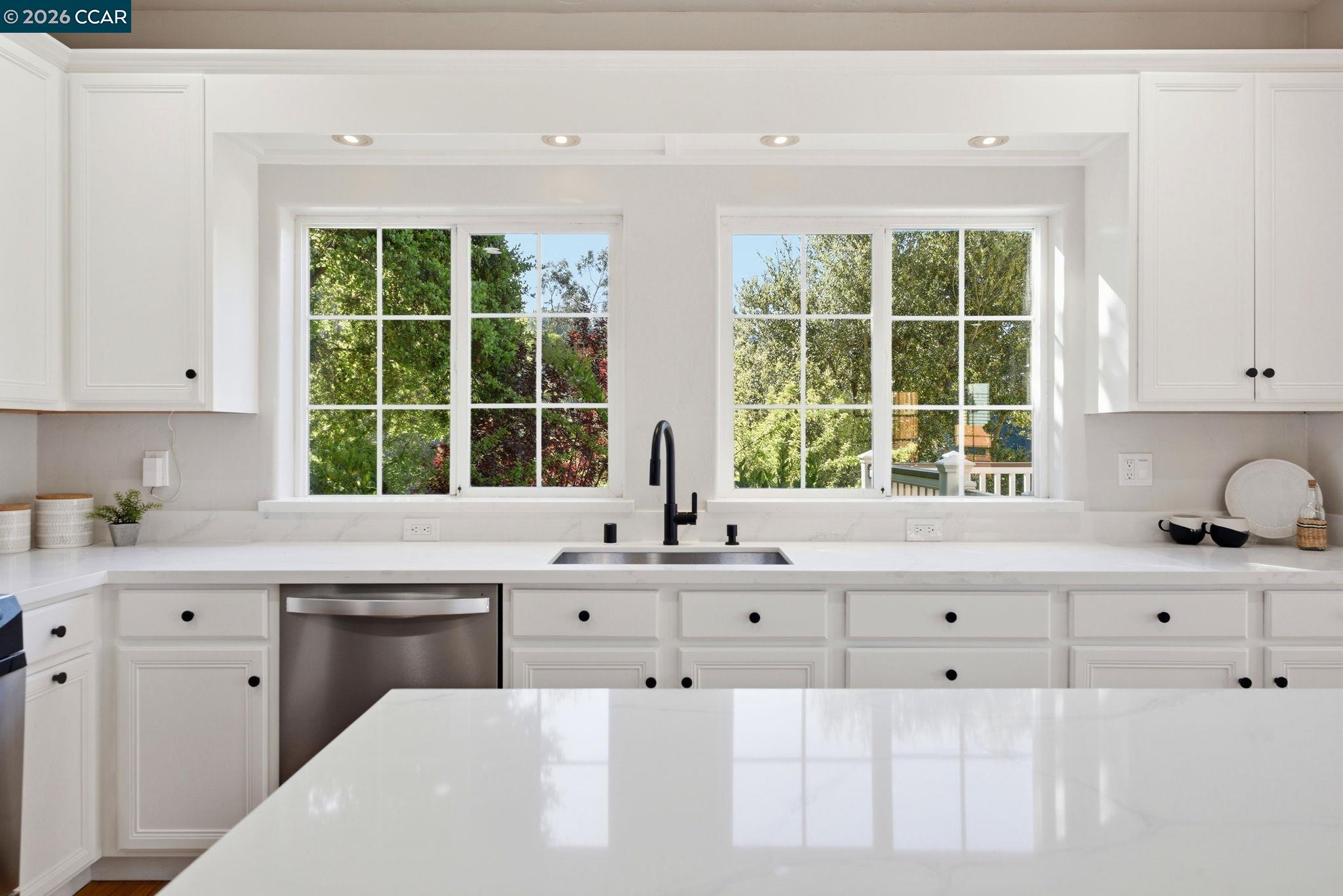 Detail Gallery Image 14 of 60 For 1 Bay Forest Pl, Oakland,  CA 94611 - 3 Beds | 2/1 Baths