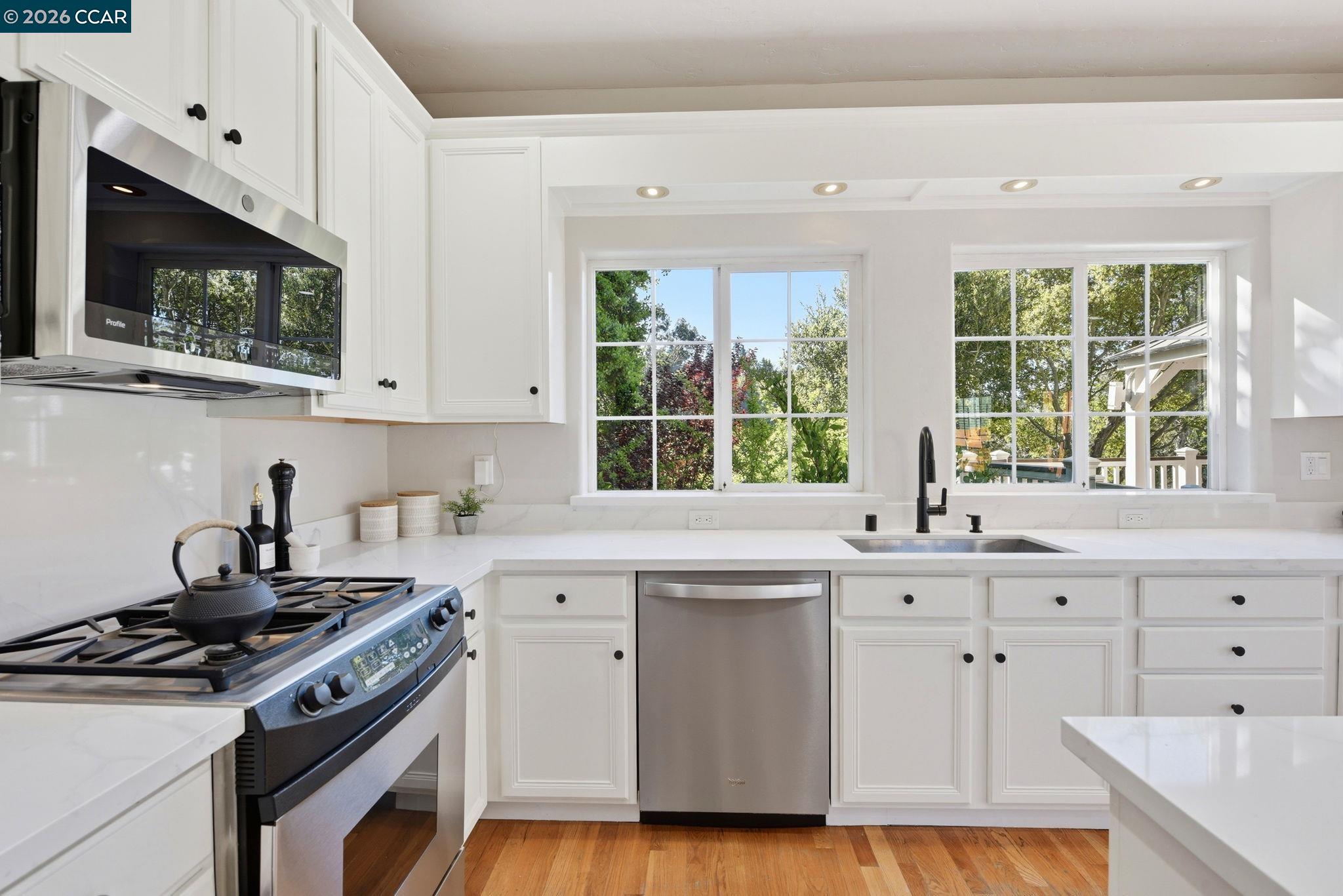 Detail Gallery Image 15 of 60 For 1 Bay Forest Pl, Oakland,  CA 94611 - 3 Beds | 2/1 Baths