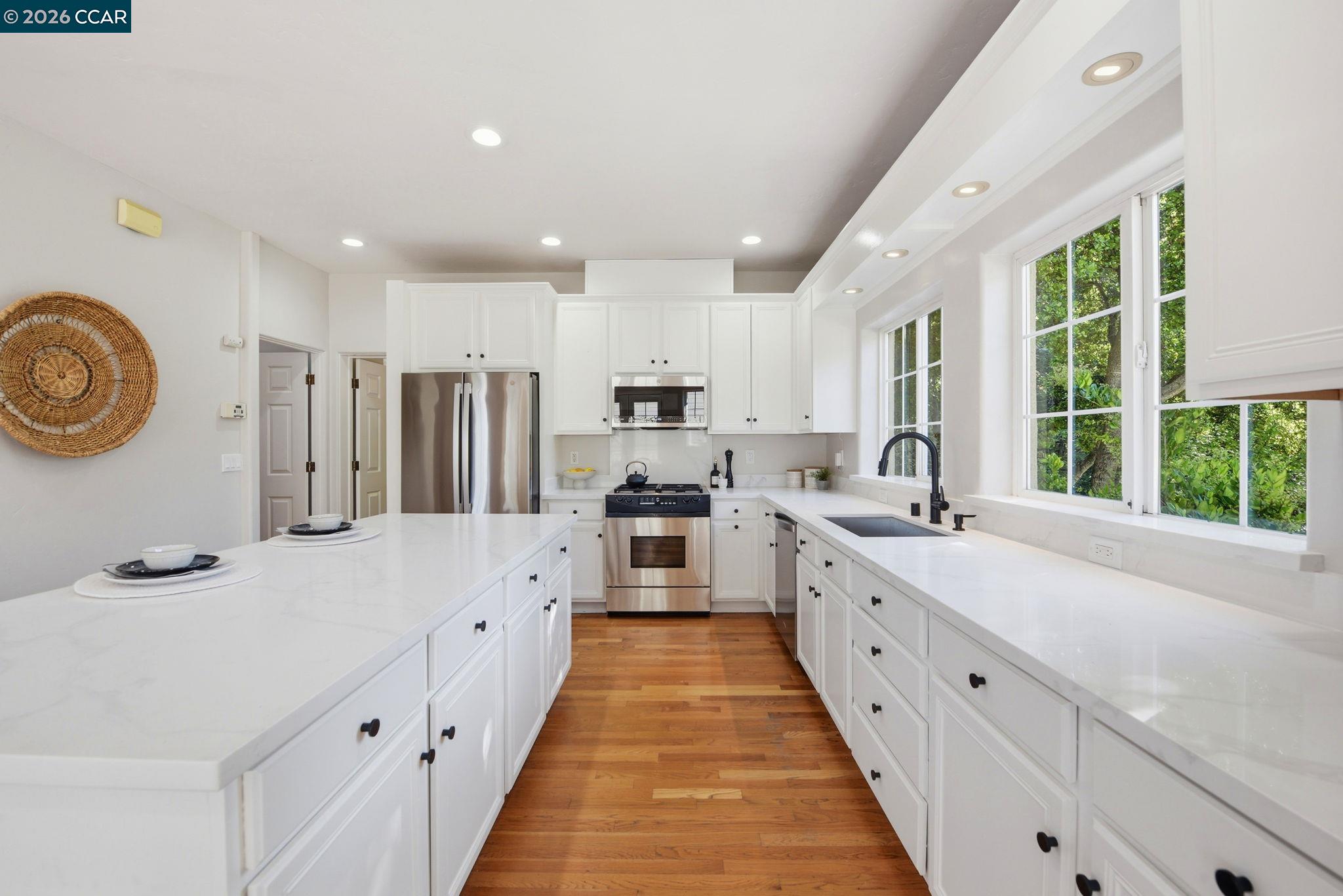 Detail Gallery Image 16 of 60 For 1 Bay Forest Pl, Oakland,  CA 94611 - 3 Beds | 2/1 Baths