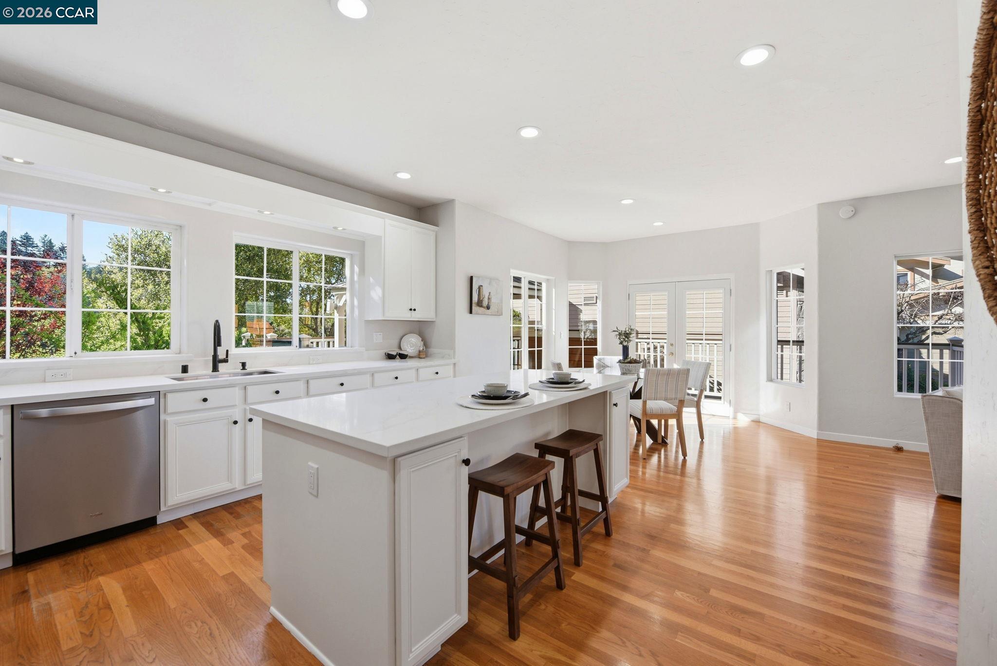 Detail Gallery Image 17 of 60 For 1 Bay Forest Pl, Oakland,  CA 94611 - 3 Beds | 2/1 Baths