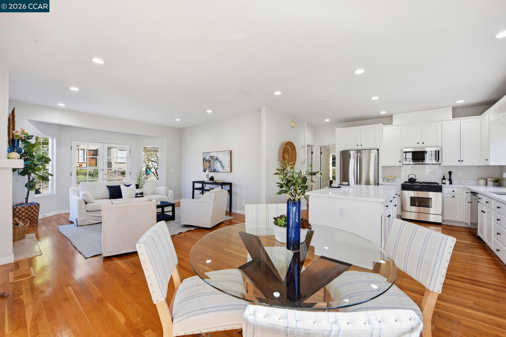 Detail Gallery Image 20 of 60 For 1 Bay Forest Pl, Oakland,  CA 94611 - 3 Beds | 2/1 Baths