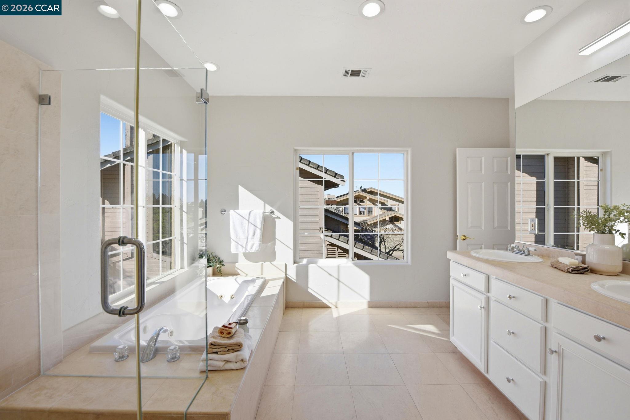 Detail Gallery Image 31 of 60 For 1 Bay Forest Pl, Oakland,  CA 94611 - 3 Beds | 2/1 Baths