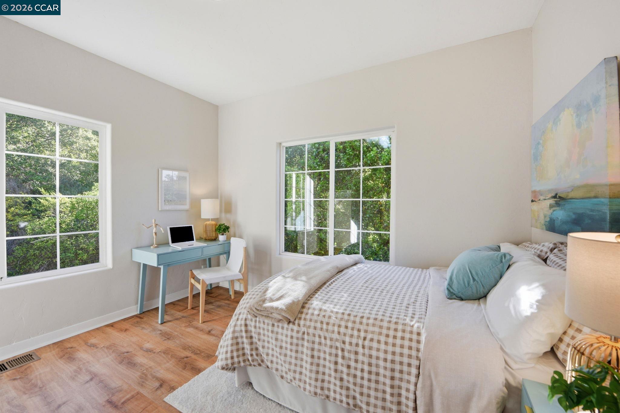 Detail Gallery Image 32 of 60 For 1 Bay Forest Pl, Oakland,  CA 94611 - 3 Beds | 2/1 Baths