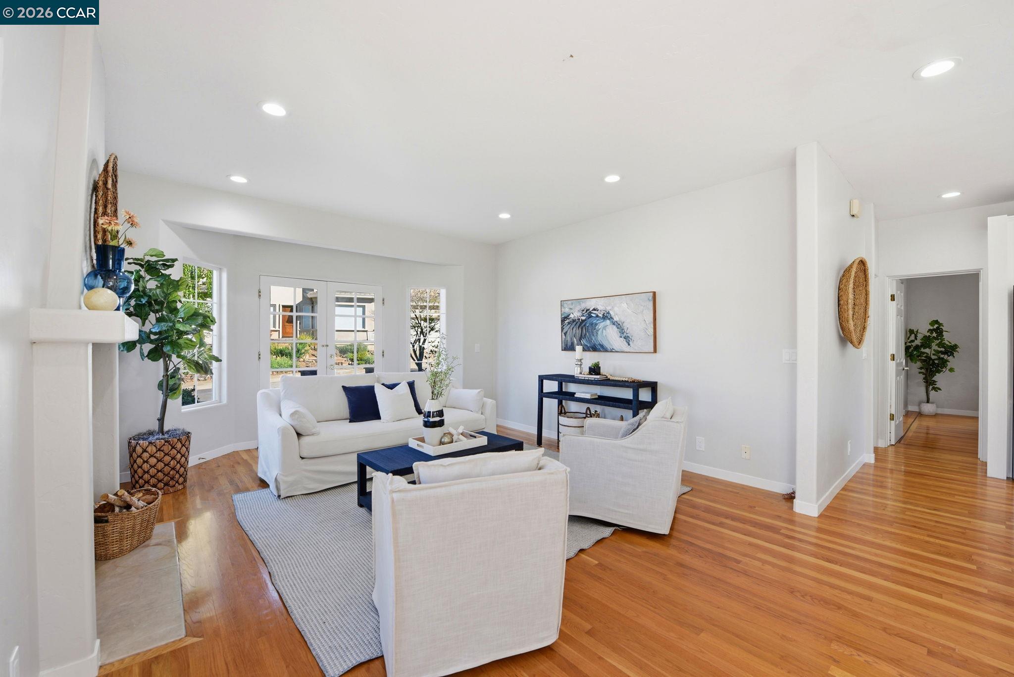 Detail Gallery Image 5 of 60 For 1 Bay Forest Pl, Oakland,  CA 94611 - 3 Beds | 2/1 Baths