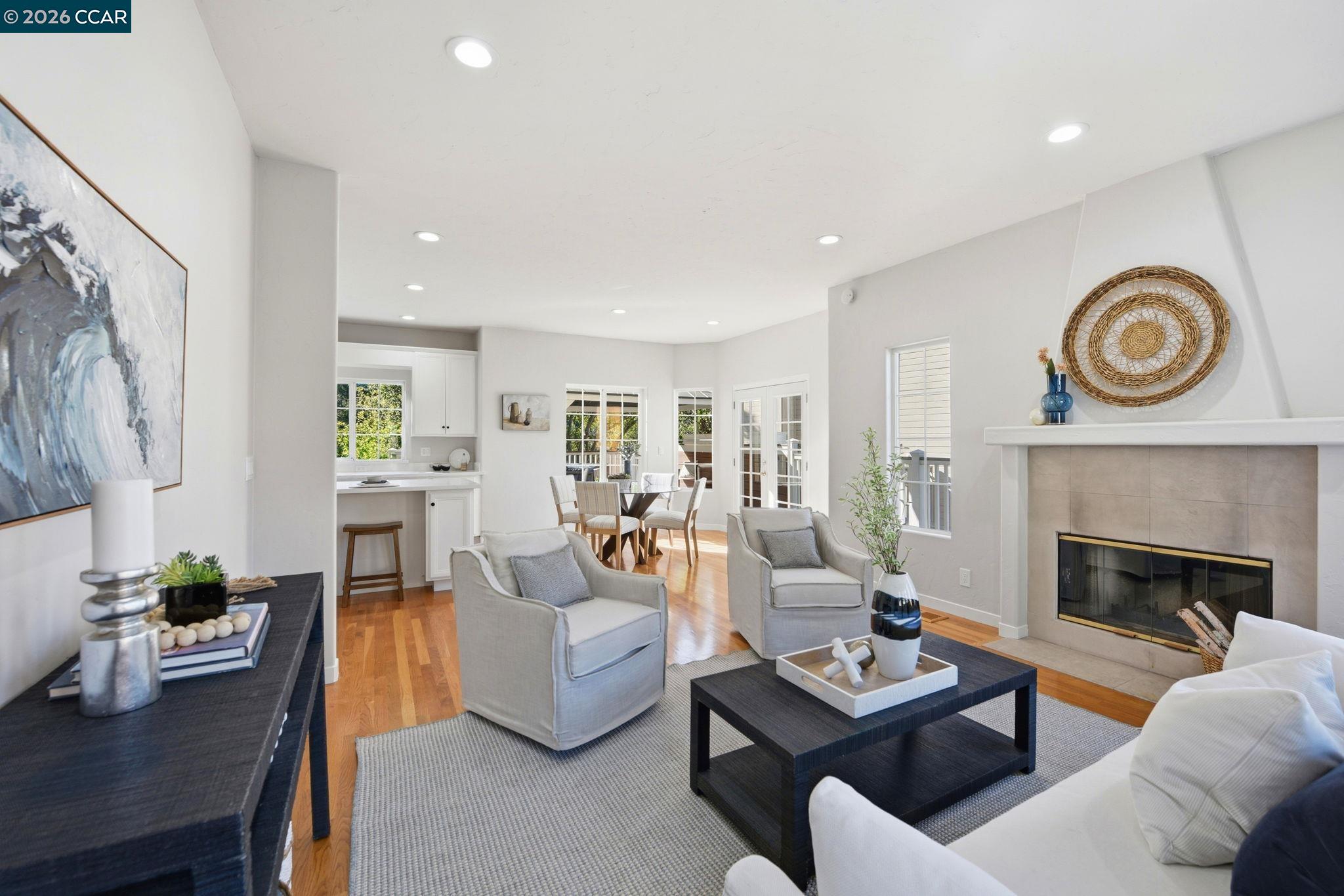 Detail Gallery Image 8 of 60 For 1 Bay Forest Pl, Oakland,  CA 94611 - 3 Beds | 2/1 Baths