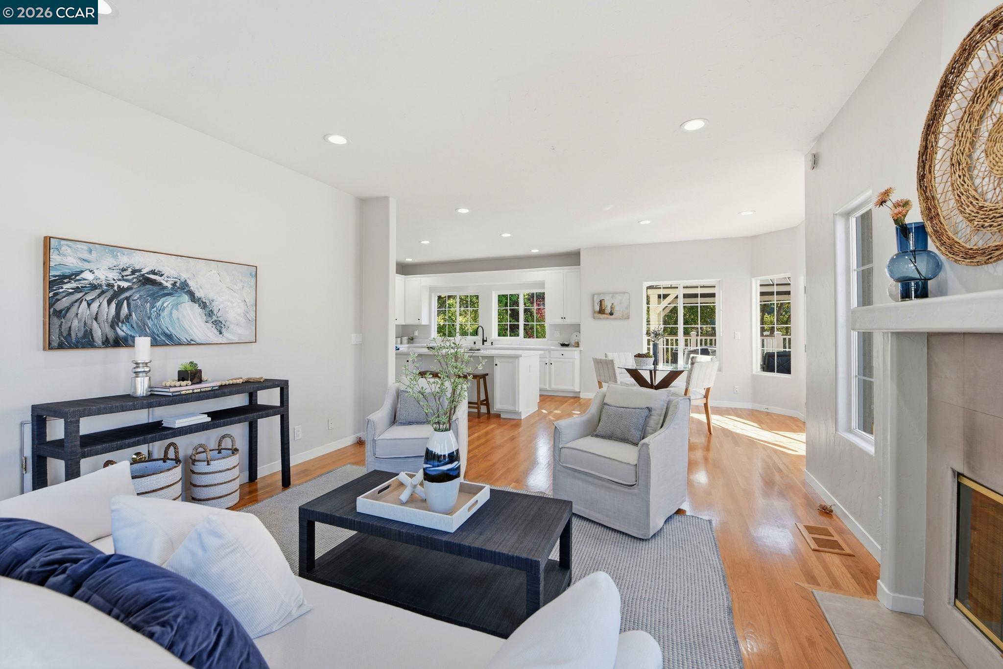 Detail Gallery Image 9 of 60 For 1 Bay Forest Pl, Oakland,  CA 94611 - 3 Beds | 2/1 Baths