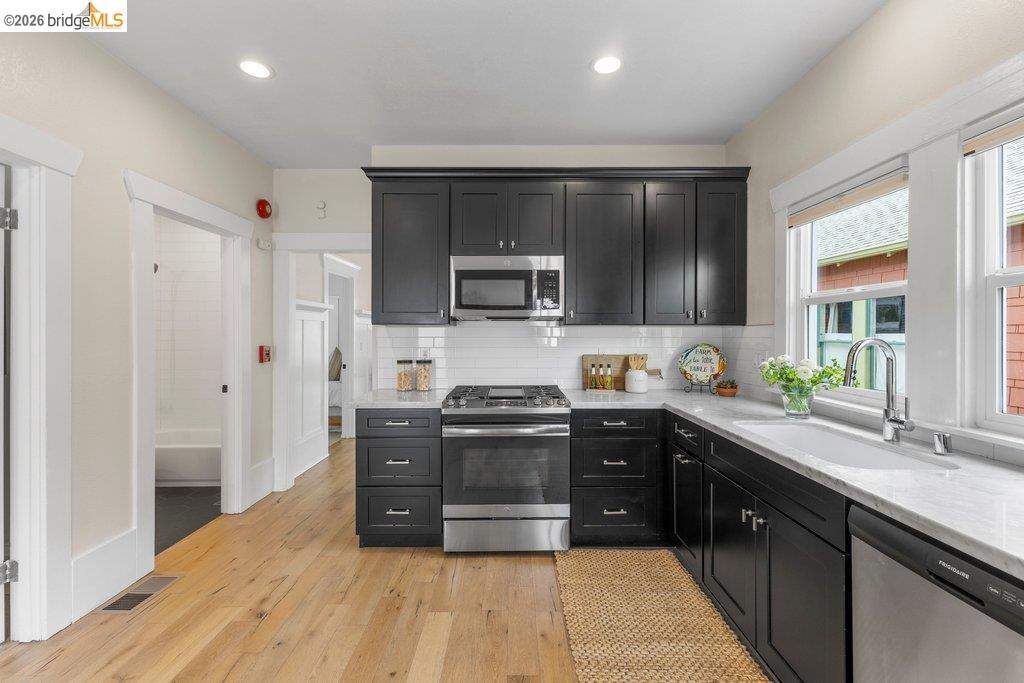 Detail Gallery Image 20 of 52 For 1072 57th St, Oakland,  CA 94608 - 2 Beds | 2 Baths