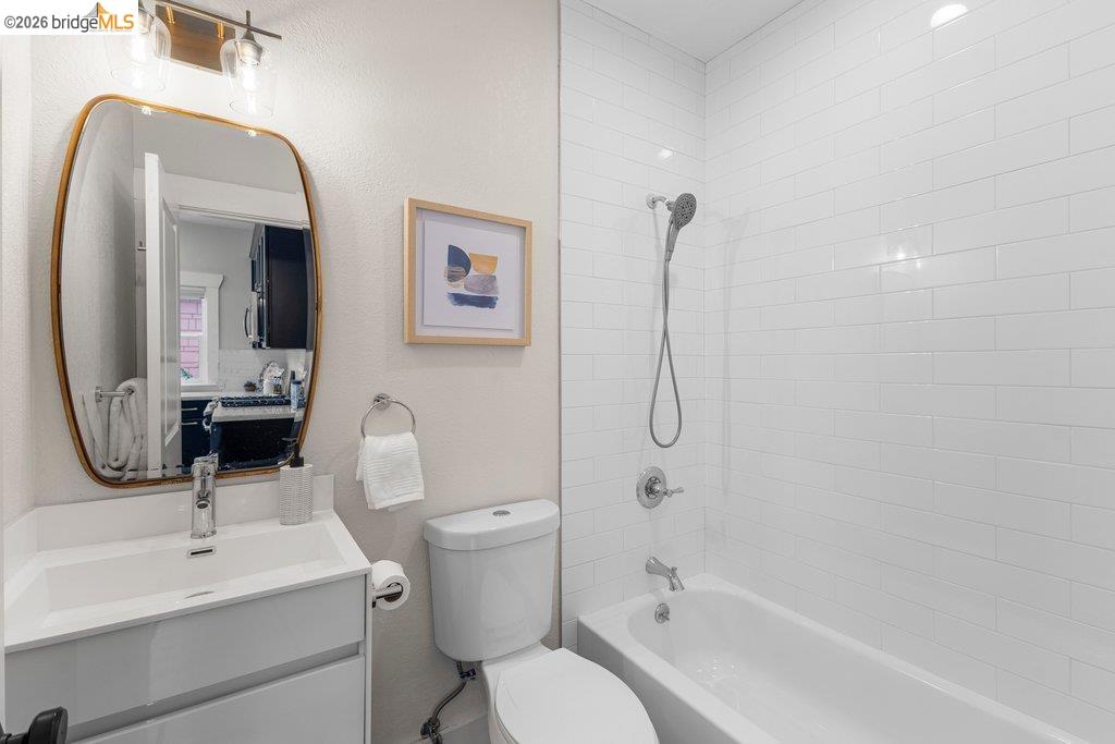 Detail Gallery Image 32 of 52 For 1072 57th St, Oakland,  CA 94608 - 2 Beds | 2 Baths