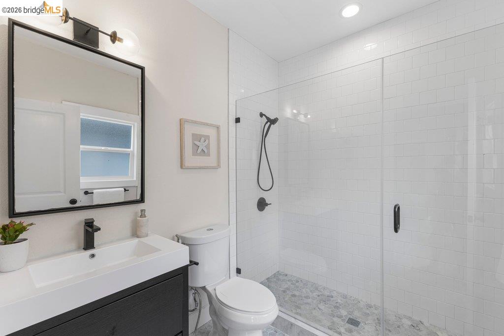 Detail Gallery Image 33 of 52 For 1072 57th St, Oakland,  CA 94608 - 2 Beds | 2 Baths