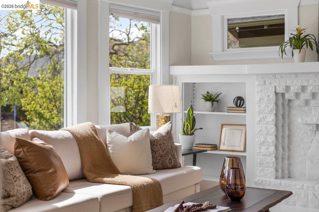 Detail Gallery Image 9 of 52 For 1072 57th St, Oakland,  CA 94608 - 2 Beds | 2 Baths