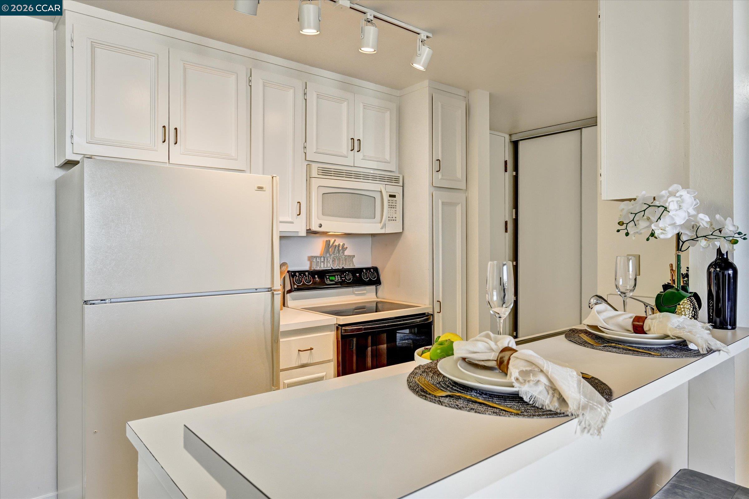 5340 Broadway Terrace # 203, Oakland CA 94618 — photo 18