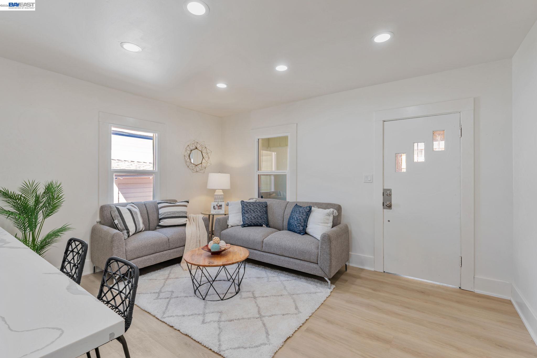 Detail Gallery Image 5 of 35 For 2720 Short St, Oakland,  CA 94619 - 2 Beds | 1 Baths