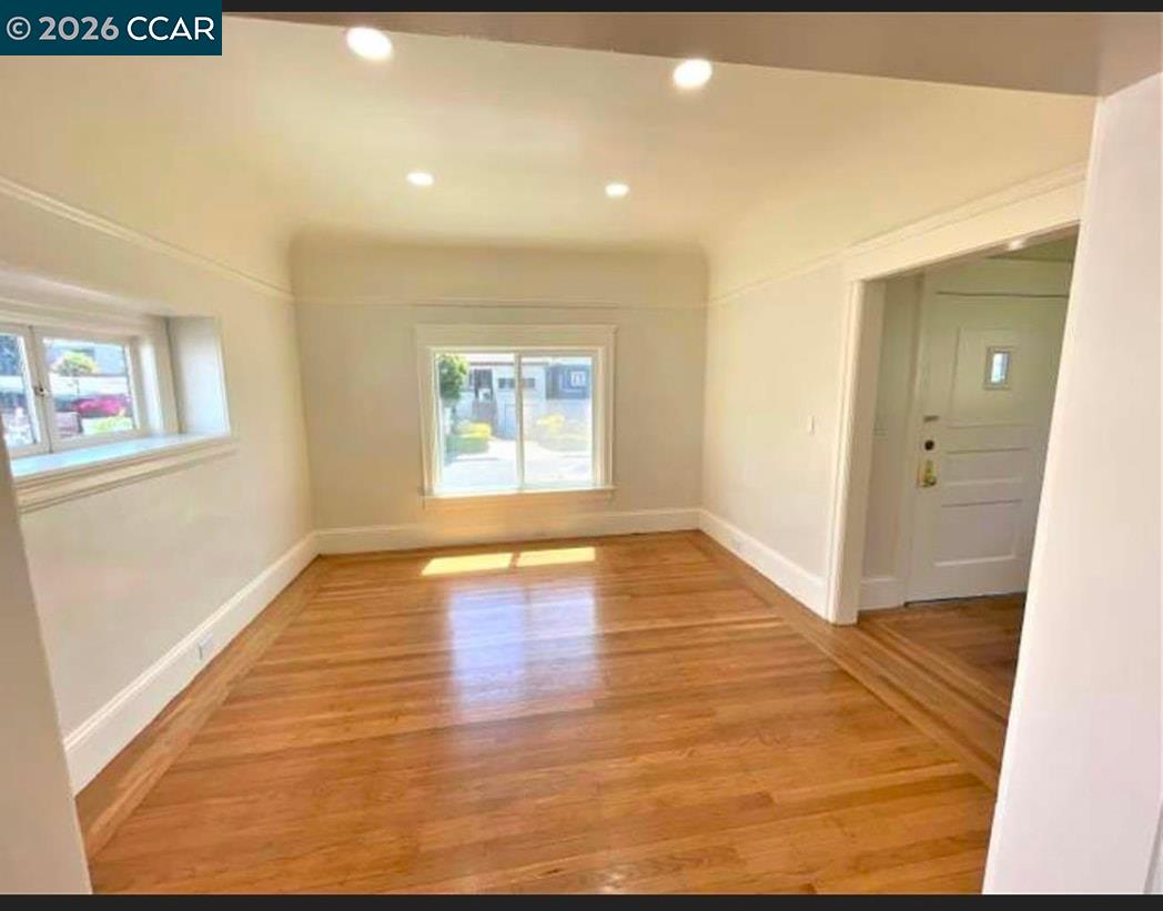 Detail Gallery Image 3 of 11 For Magnolia St, Oakland,  CA 94608 - 5 Beds | 2 Baths