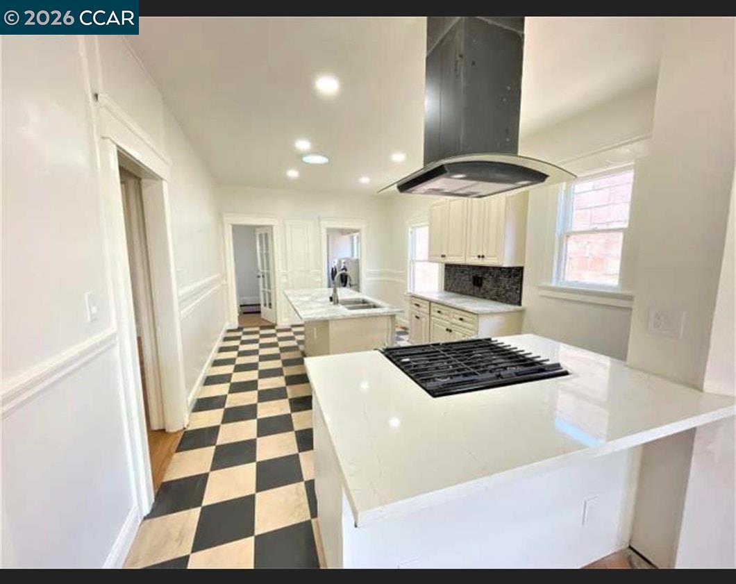 Detail Gallery Image 5 of 11 For Magnolia St, Oakland,  CA 94608 - 5 Beds | 2 Baths