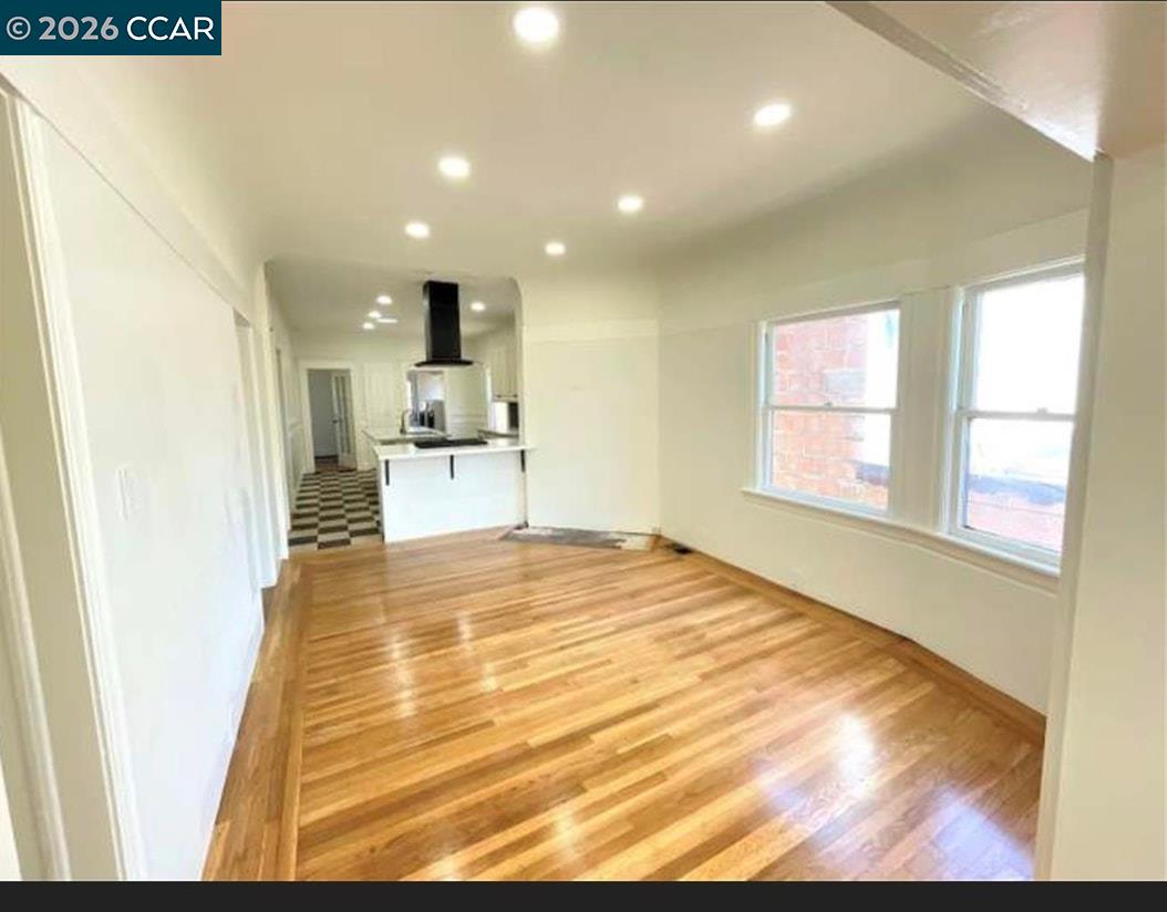 Detail Gallery Image 6 of 11 For Magnolia St, Oakland,  CA 94608 - 5 Beds | 2 Baths