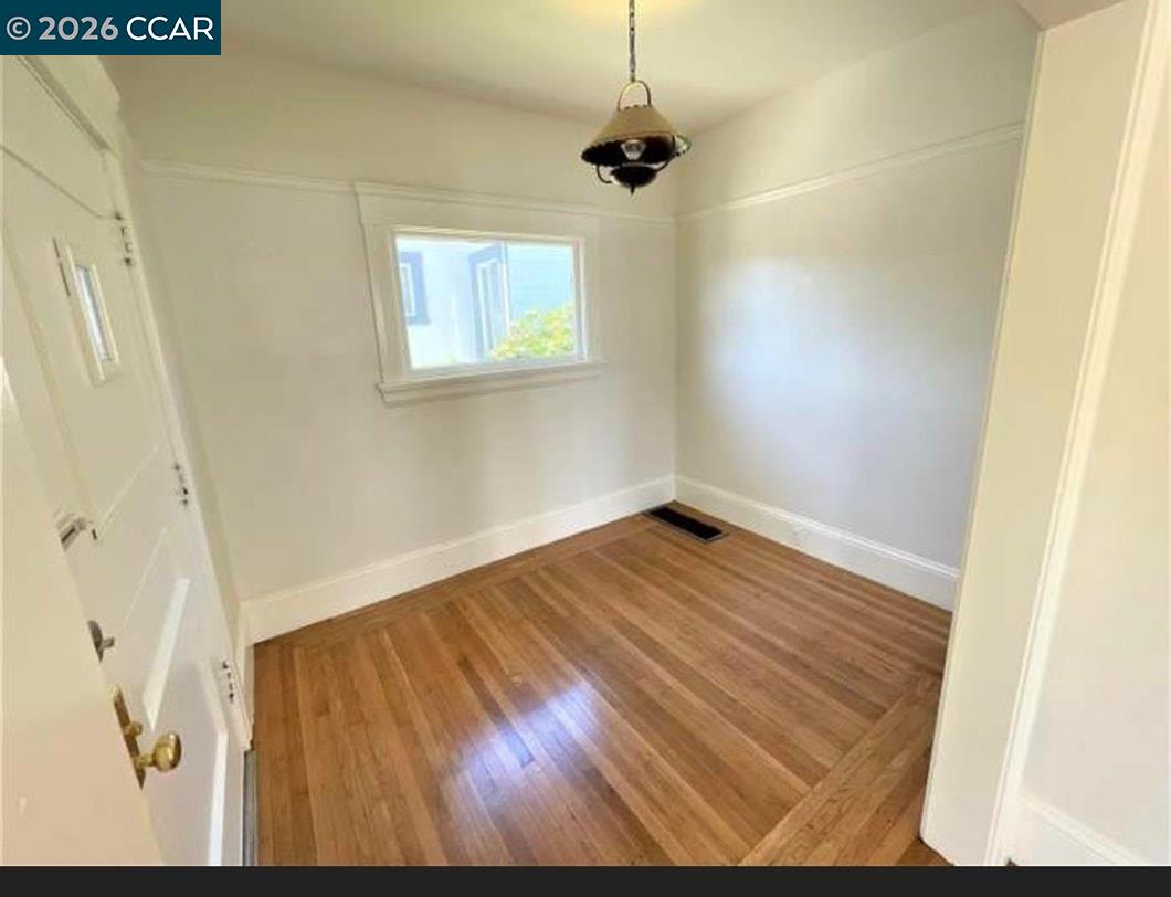 Detail Gallery Image 7 of 11 For Magnolia St, Oakland,  CA 94608 - 5 Beds | 2 Baths