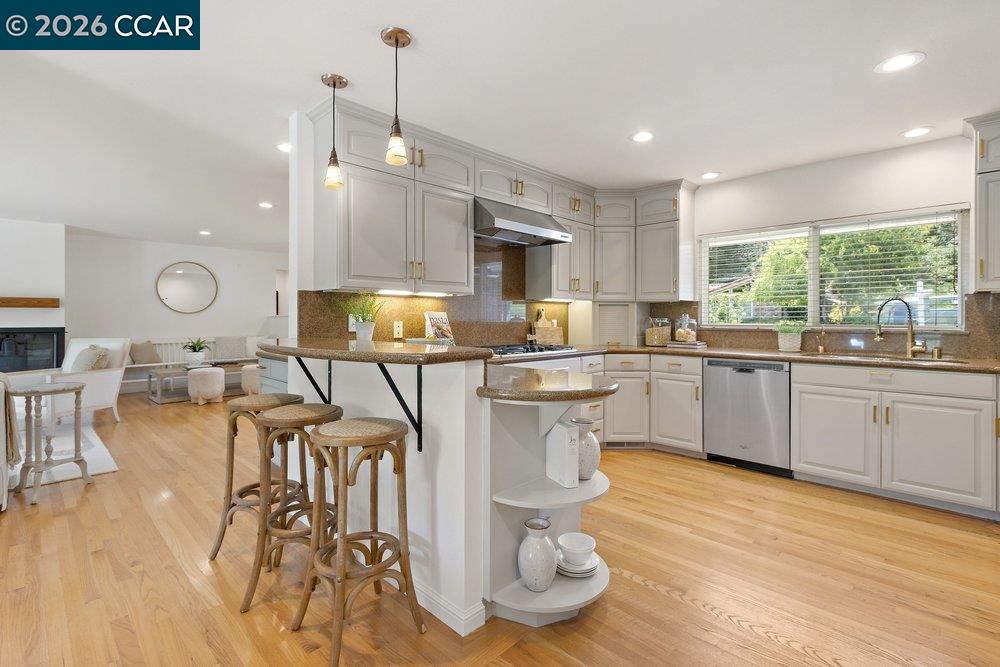 Detail Gallery Image 11 of 43 For 607 Rheem Blvd, Moraga,  CA 94556 - 3 Beds | 3 Baths