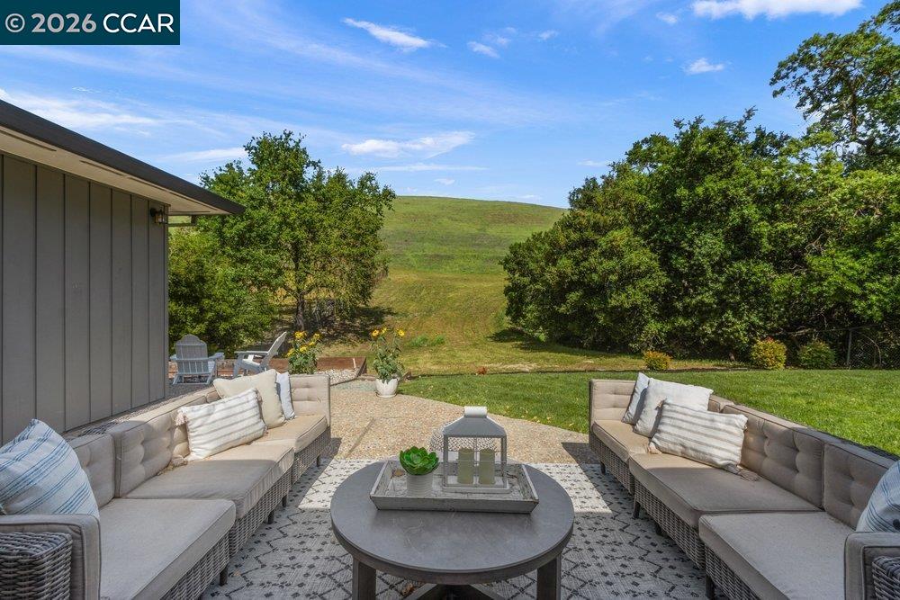 Detail Gallery Image 7 of 43 For 607 Rheem Blvd, Moraga,  CA 94556 - 3 Beds | 3 Baths