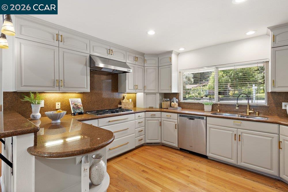 Detail Gallery Image 10 of 43 For 607 Rheem Blvd, Moraga,  CA 94556 - 3 Beds | 3 Baths