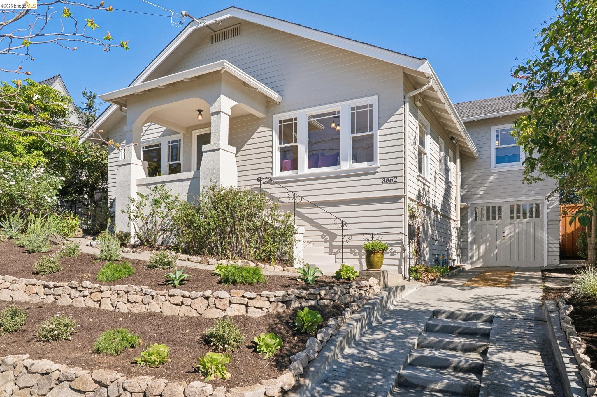 Detail Gallery Image 2 of 60 For 3862 Lyman Rd, Oakland,  CA 94602 - 3 Beds | 1 Baths