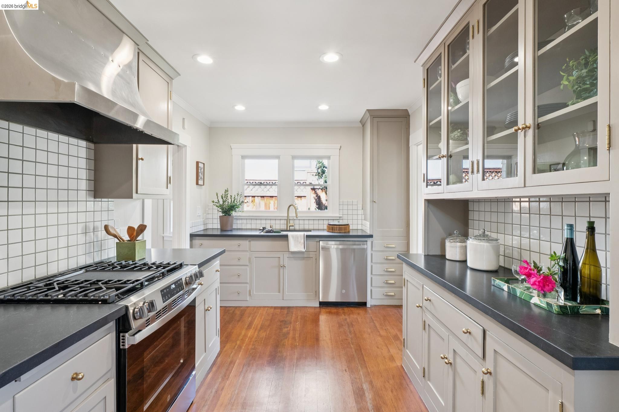 Detail Gallery Image 14 of 60 For 3862 Lyman Rd, Oakland,  CA 94602 - 3 Beds | 1 Baths