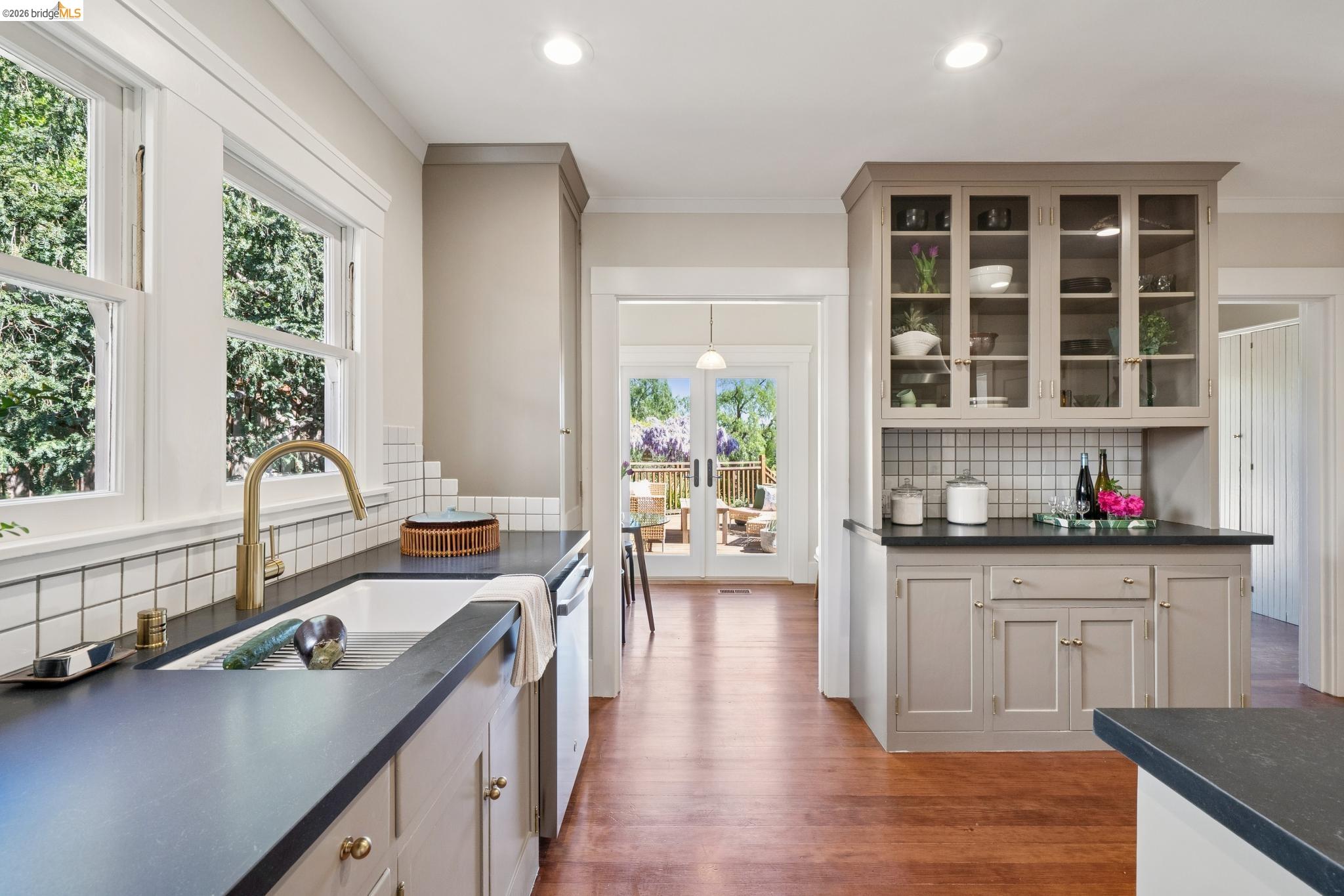 Detail Gallery Image 15 of 60 For 3862 Lyman Rd, Oakland,  CA 94602 - 3 Beds | 1 Baths