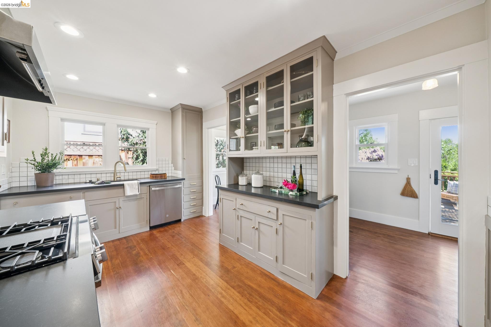 Detail Gallery Image 17 of 60 For 3862 Lyman Rd, Oakland,  CA 94602 - 3 Beds | 1 Baths