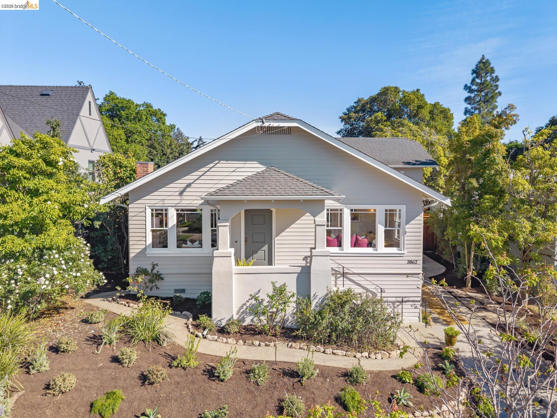 Detail Gallery Image 4 of 60 For 3862 Lyman Rd, Oakland,  CA 94602 - 3 Beds | 1 Baths