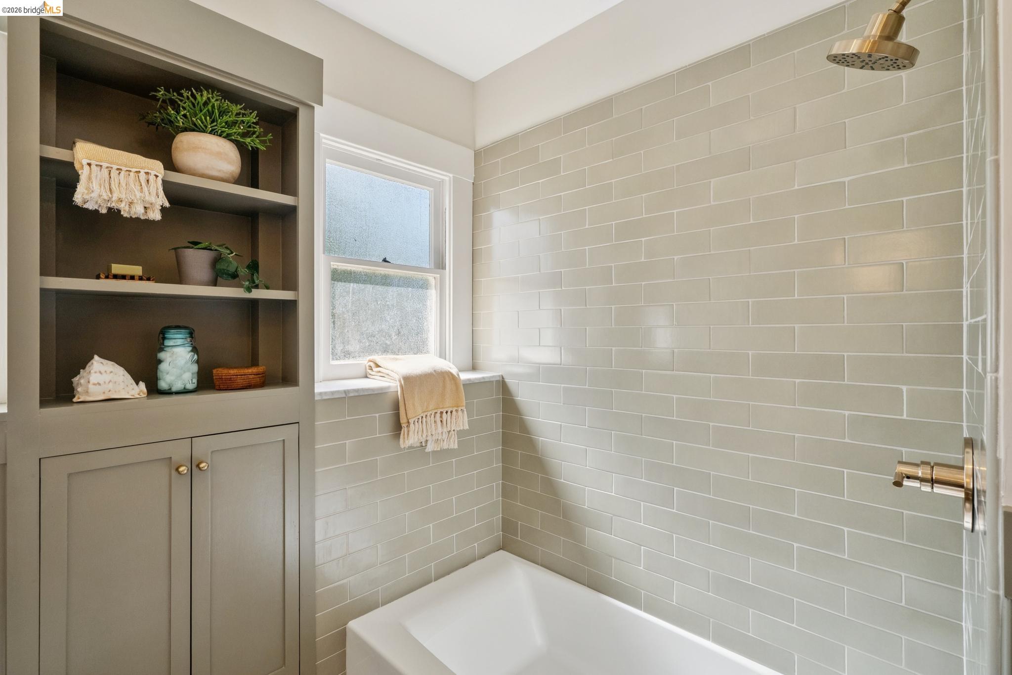 Detail Gallery Image 35 of 60 For 3862 Lyman Rd, Oakland,  CA 94602 - 3 Beds | 1 Baths