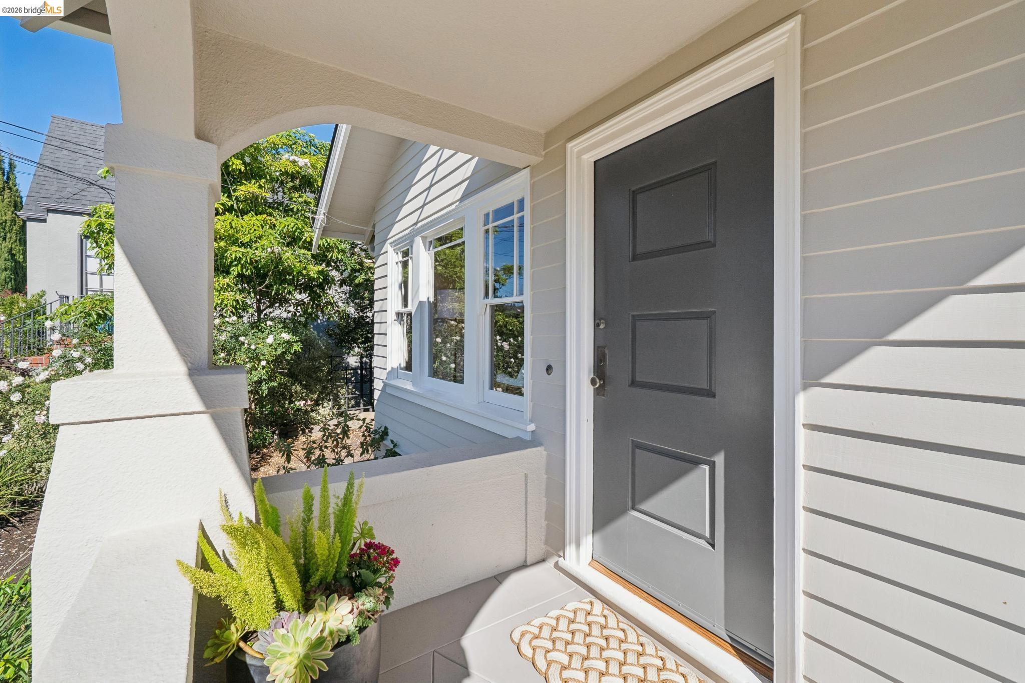 Detail Gallery Image 5 of 60 For 3862 Lyman Rd, Oakland,  CA 94602 - 3 Beds | 1 Baths