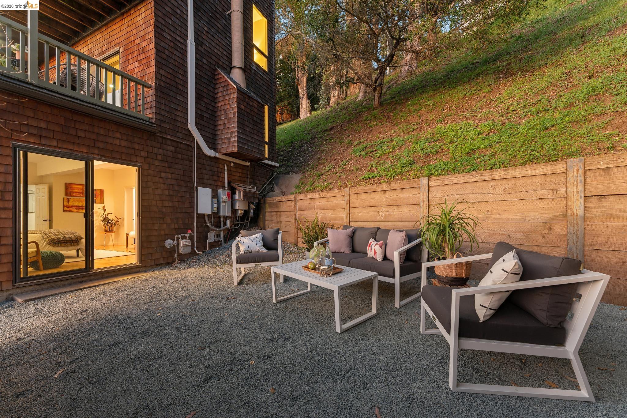 Detail Gallery Image 18 of 58 For 1221 Grizzly Peak Blvd, Berkeley,  CA 94708 - 4 Beds | 3/1 Baths