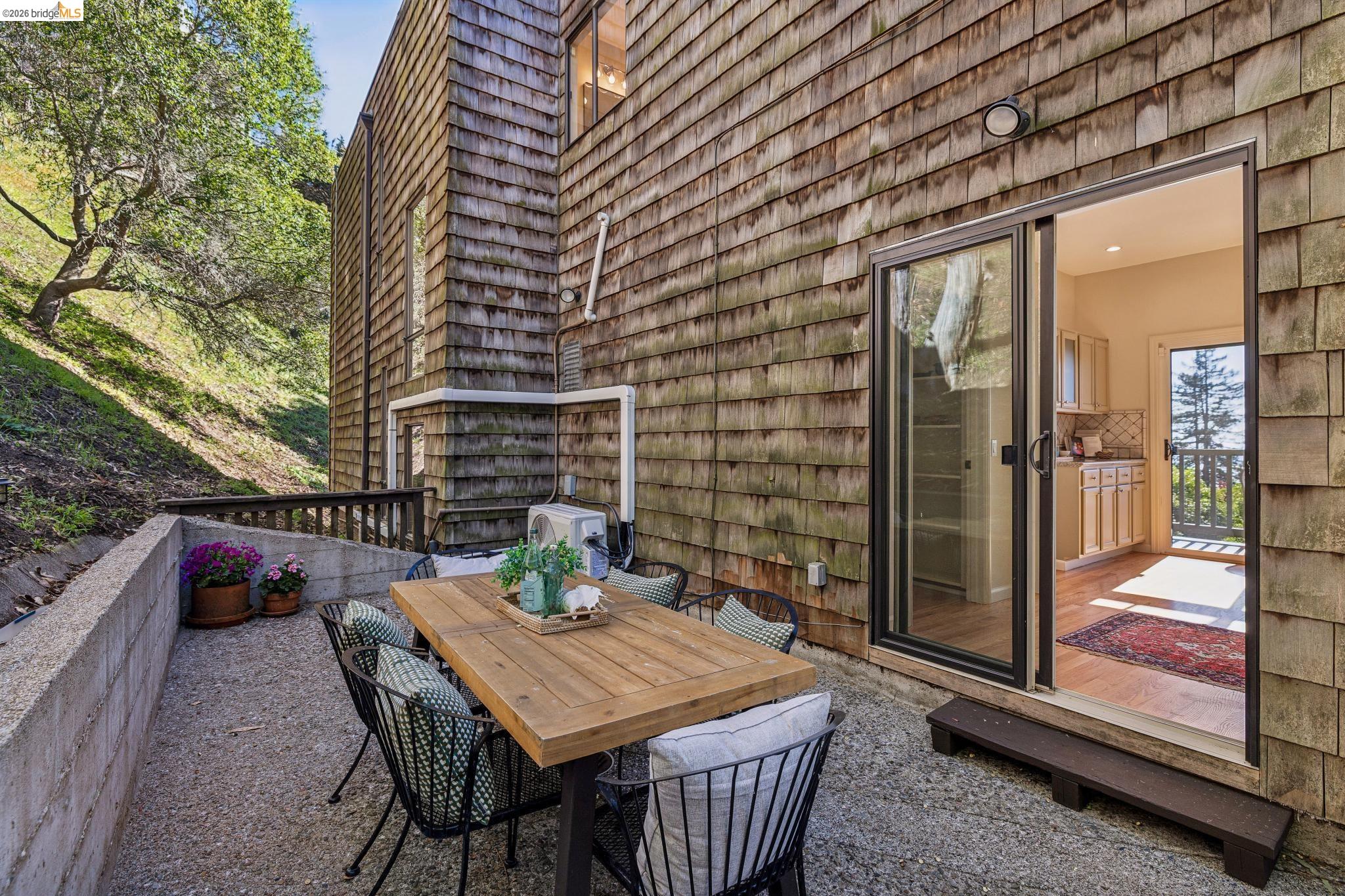 Detail Gallery Image 33 of 58 For 1221 Grizzly Peak Blvd, Berkeley,  CA 94708 - 4 Beds | 3/1 Baths