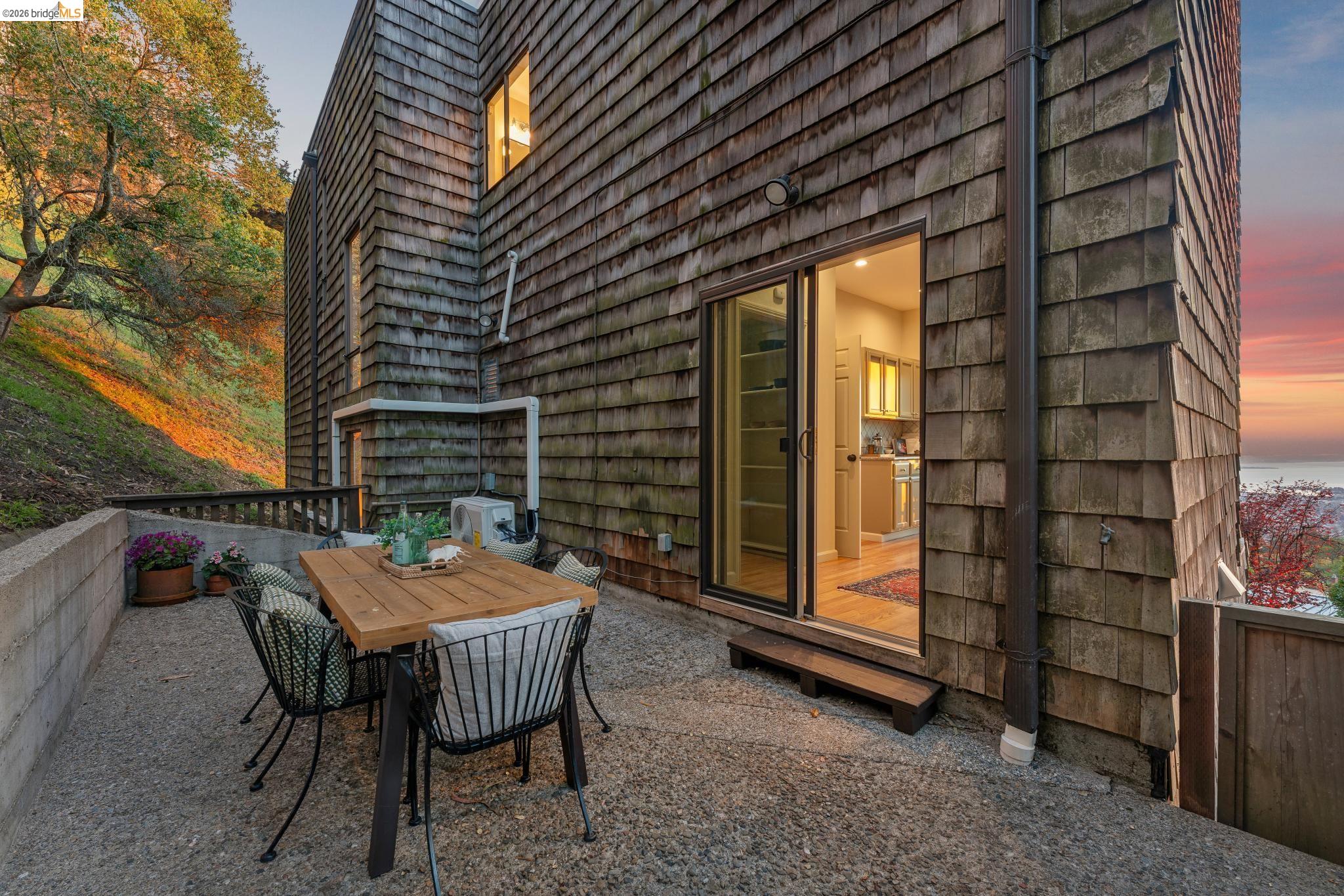 Detail Gallery Image 34 of 58 For 1221 Grizzly Peak Blvd, Berkeley,  CA 94708 - 4 Beds | 3/1 Baths