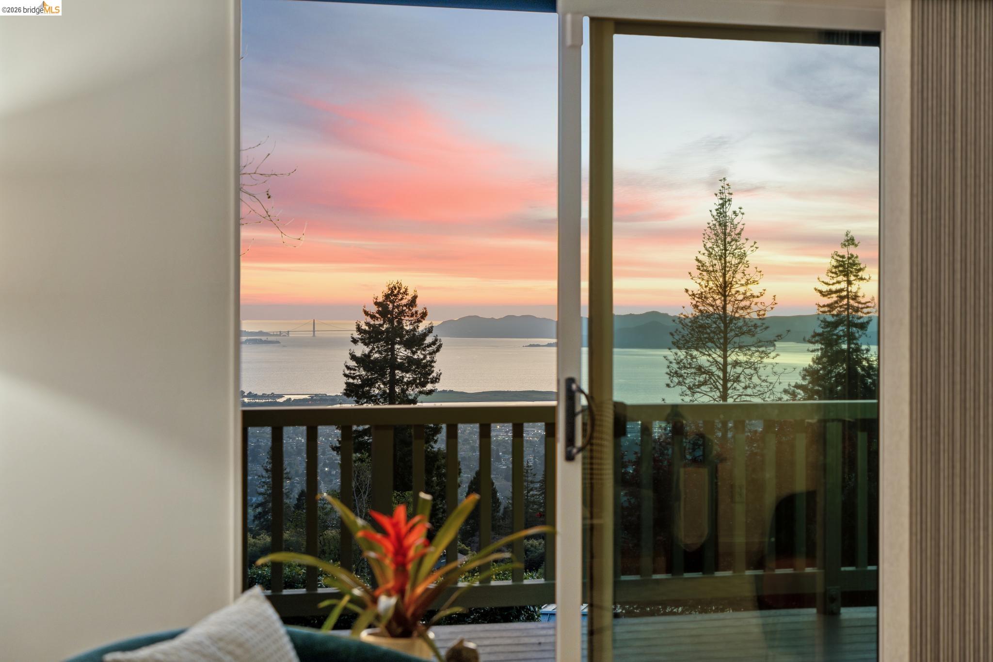 Detail Gallery Image 5 of 60 For 1221 Grizzly Peak Blvd, Berkeley,  CA 94708 - 4 Beds | 3/1 Baths