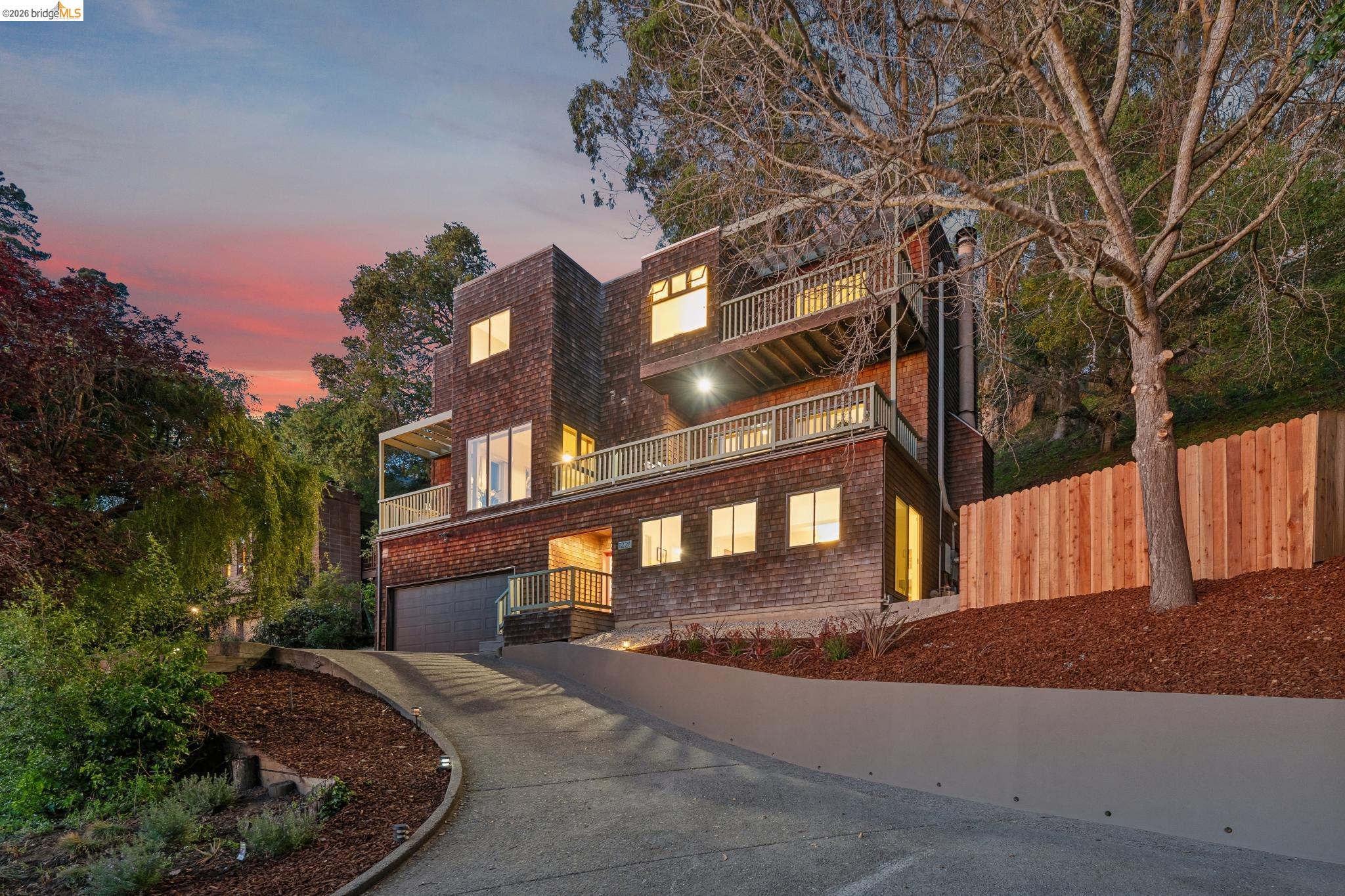 Detail Gallery Image 5 of 58 For 1221 Grizzly Peak Blvd, Berkeley,  CA 94708 - 4 Beds | 3/1 Baths