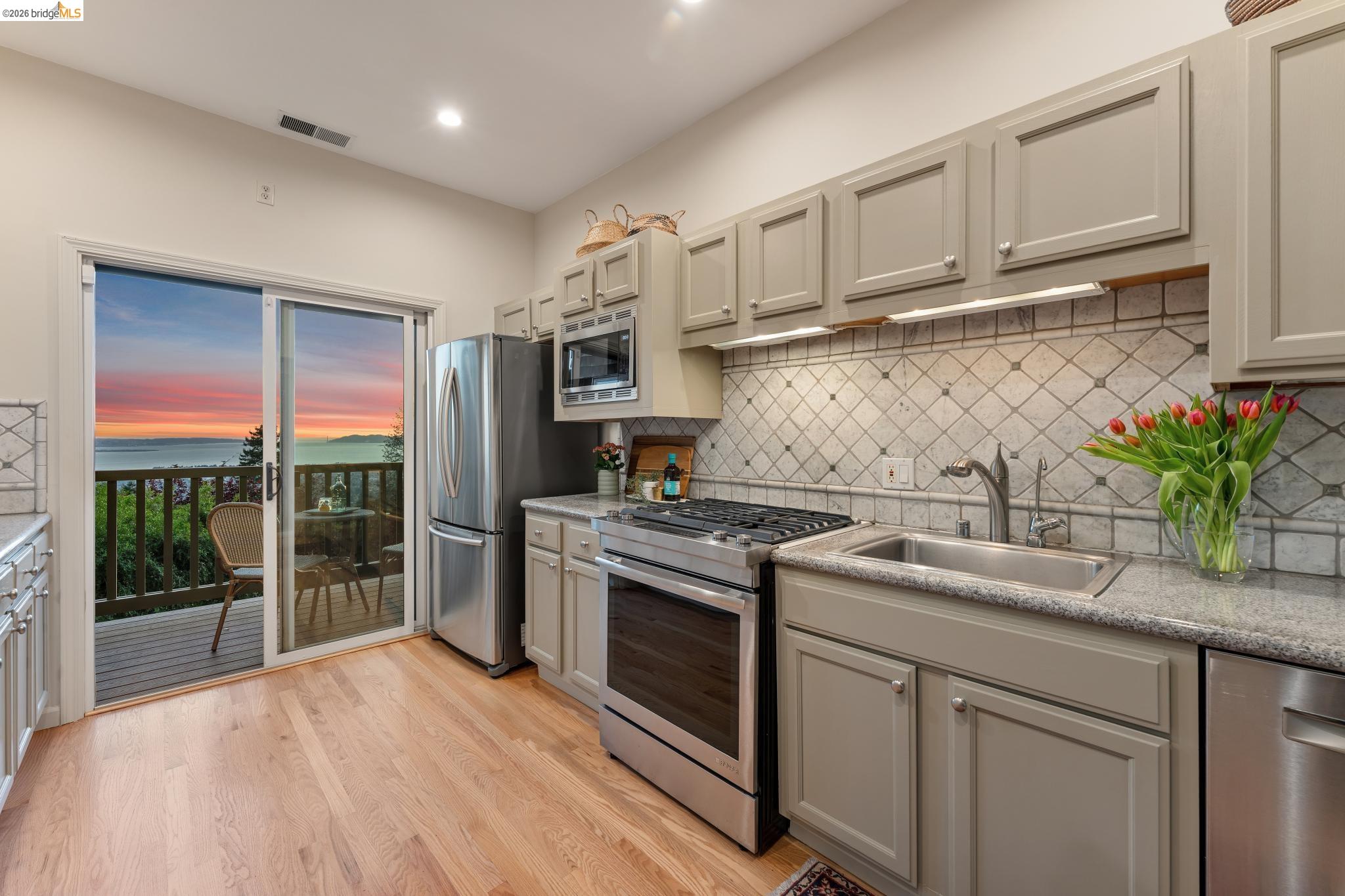 Detail Gallery Image 7 of 58 For 1221 Grizzly Peak Blvd, Berkeley,  CA 94708 - 4 Beds | 3/1 Baths