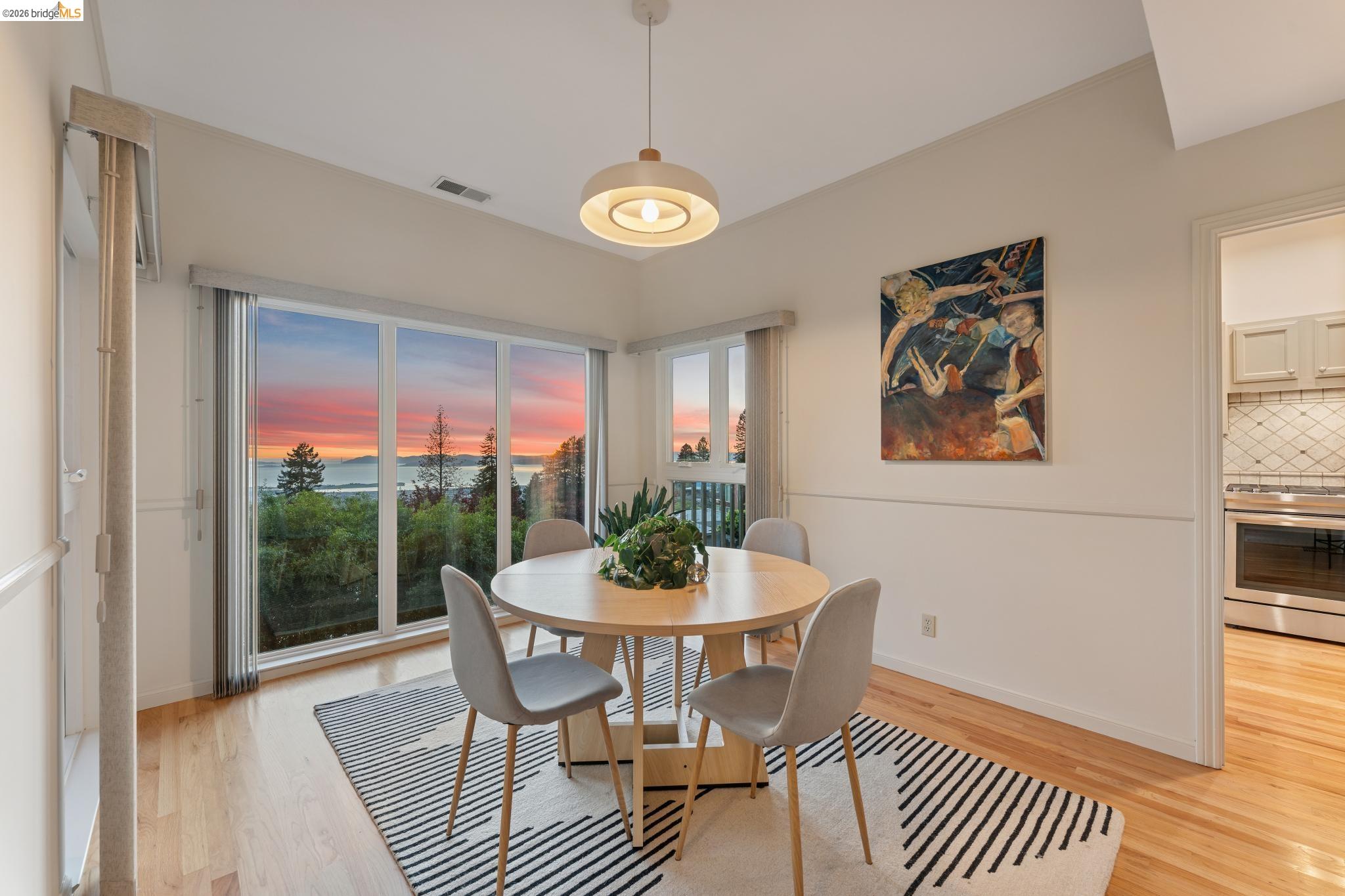 Detail Gallery Image 8 of 60 For 1221 Grizzly Peak Blvd, Berkeley,  CA 94708 - 4 Beds | 3/1 Baths