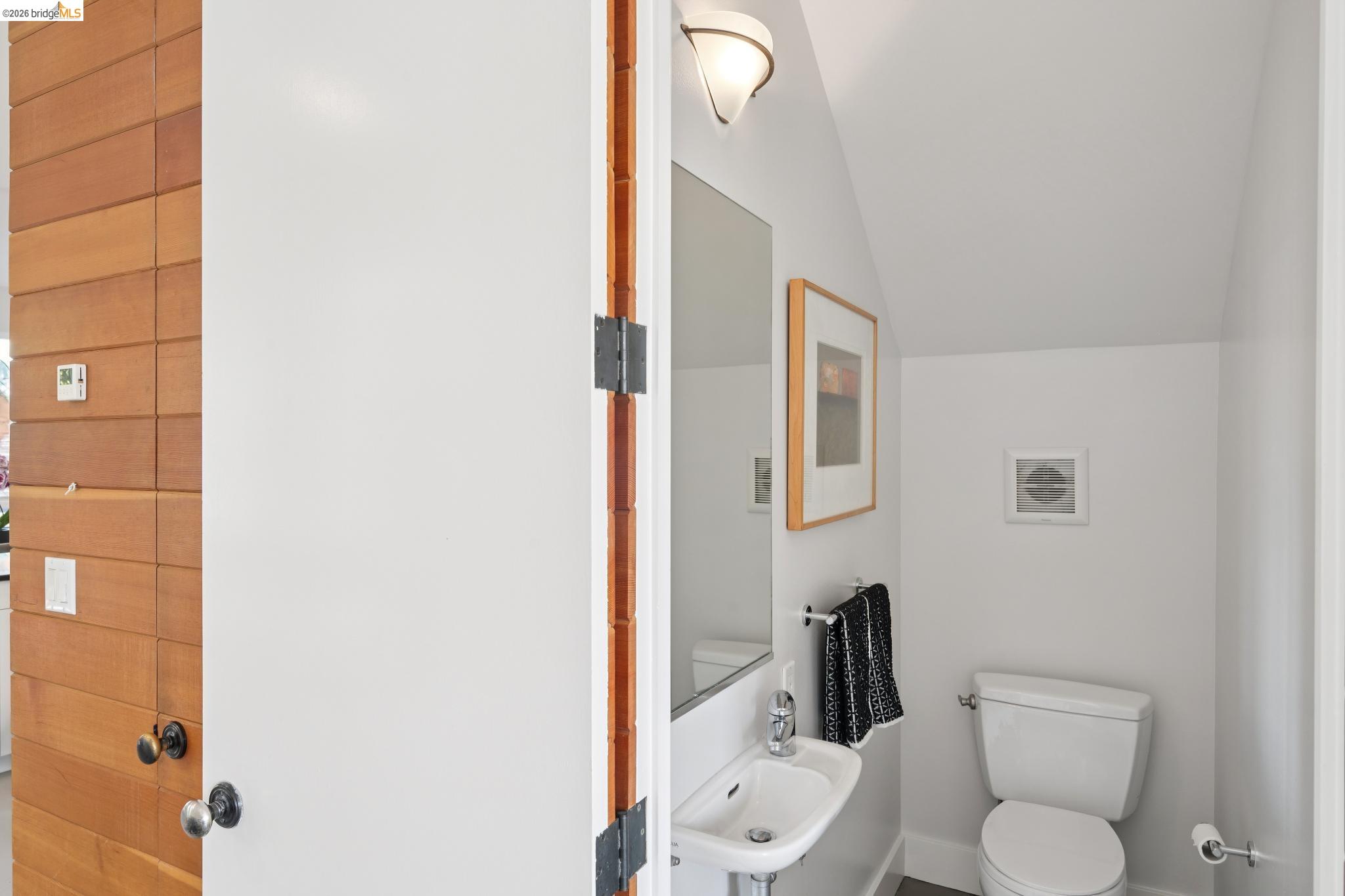 Detail Gallery Image 12 of 60 For 1126 Ocean Avenue, Oakland,  CA 94608 - 2 Beds | 2/1 Baths