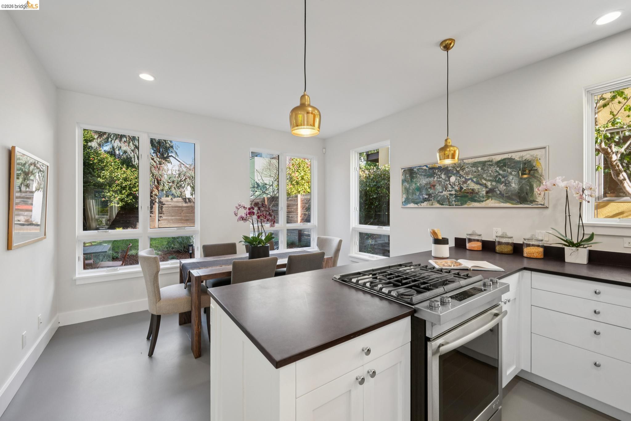 Detail Gallery Image 19 of 60 For 1126 Ocean Avenue, Oakland,  CA 94608 - 2 Beds | 2/1 Baths