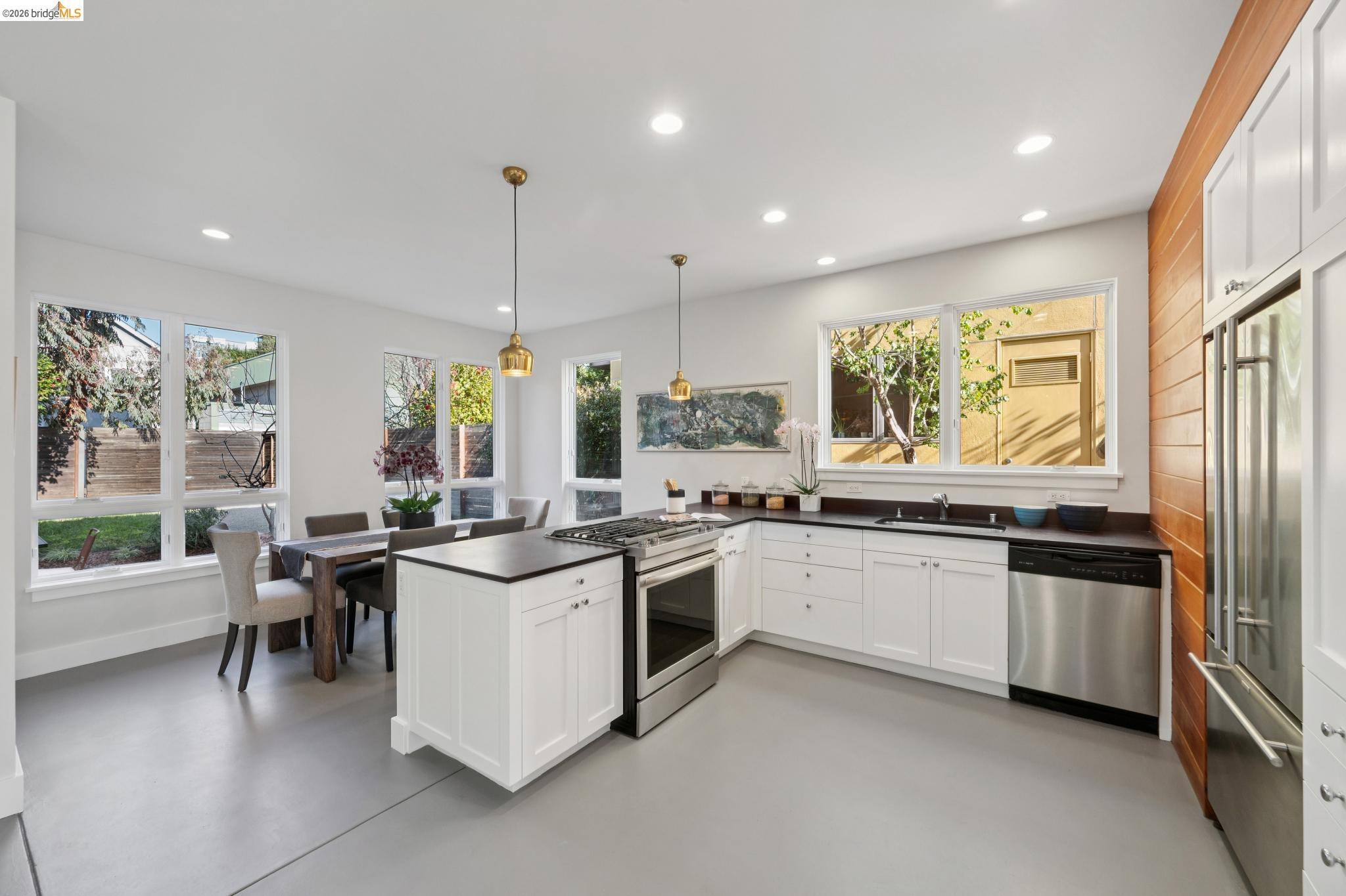 Detail Gallery Image 20 of 60 For 1126 Ocean Avenue, Oakland,  CA 94608 - 2 Beds | 2/1 Baths