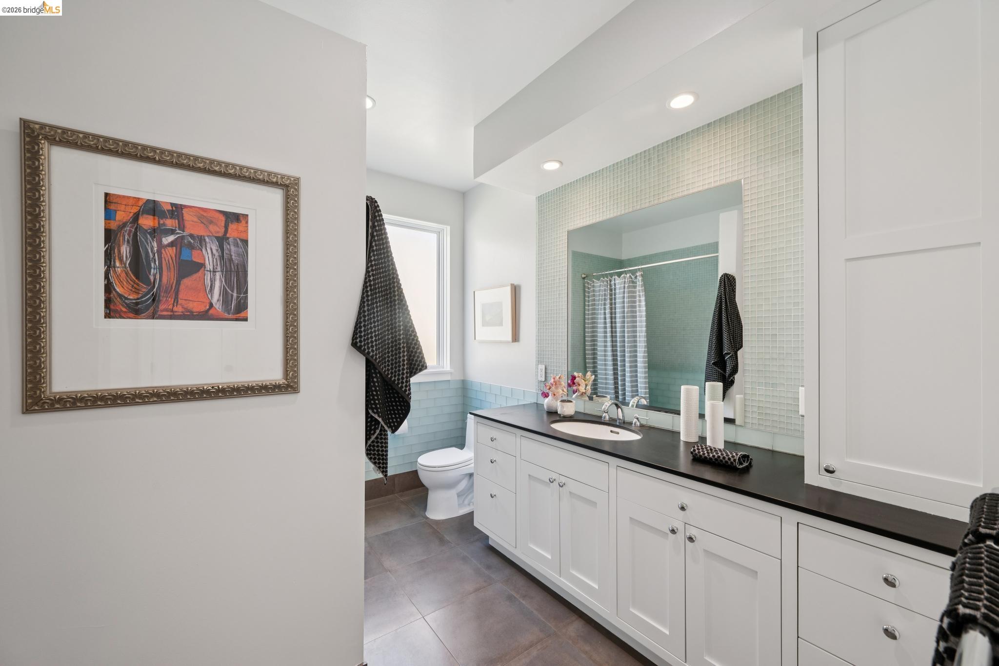 Detail Gallery Image 40 of 60 For 1126 Ocean Avenue, Oakland,  CA 94608 - 2 Beds | 2/1 Baths