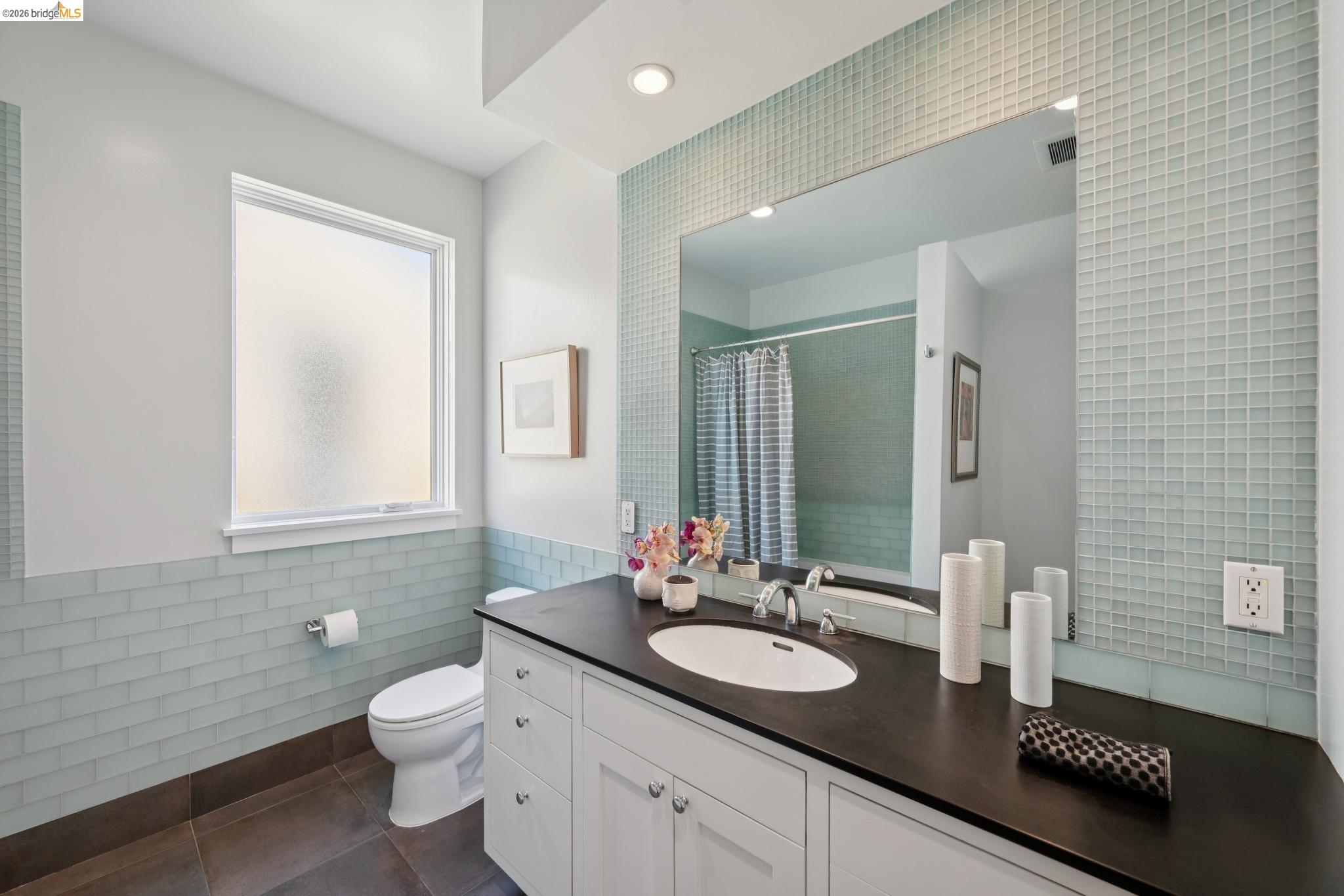 Detail Gallery Image 41 of 60 For 1126 Ocean Avenue, Oakland,  CA 94608 - 2 Beds | 2/1 Baths