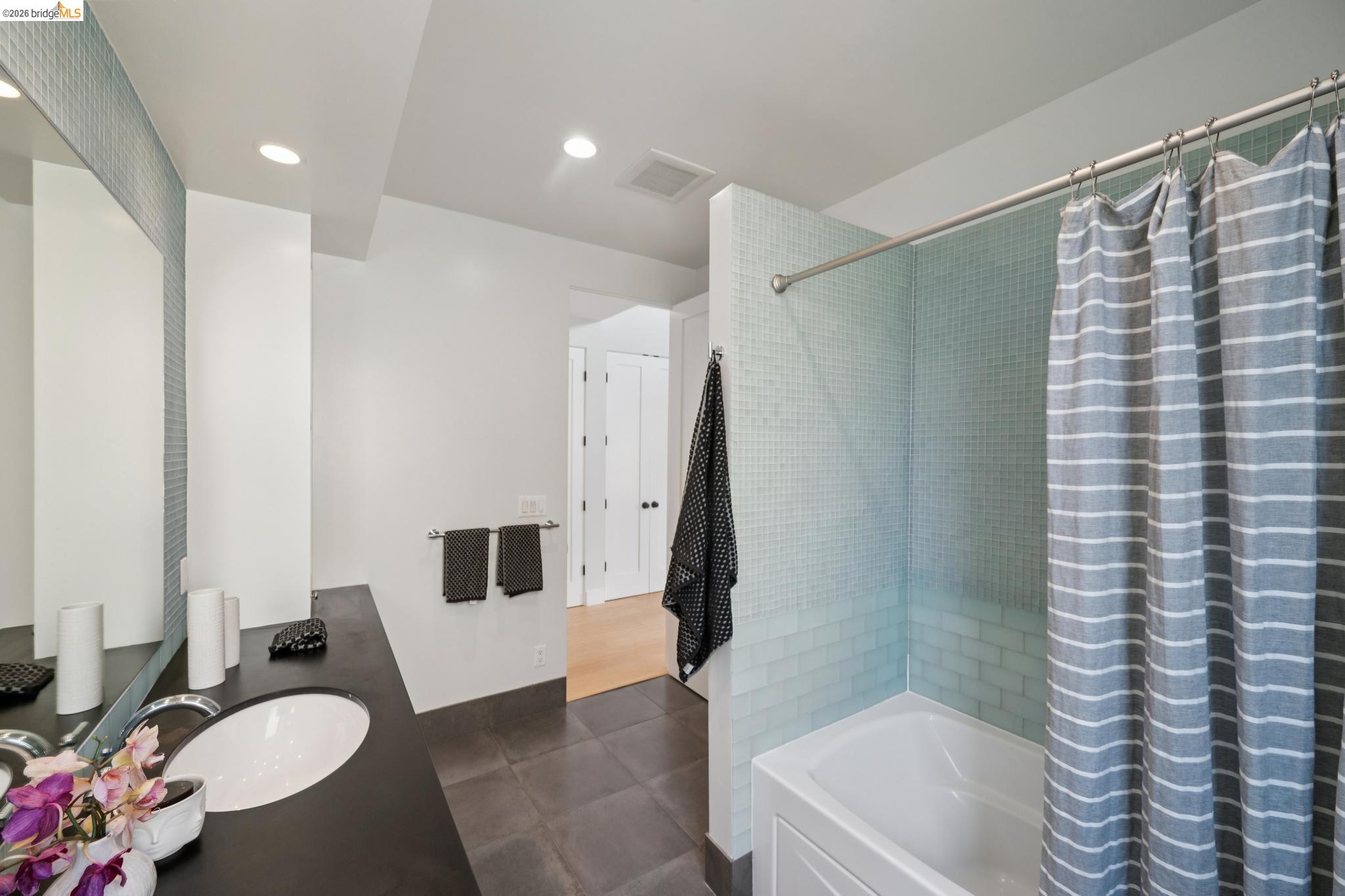 Detail Gallery Image 44 of 60 For 1126 Ocean Avenue, Oakland,  CA 94608 - 2 Beds | 2/1 Baths
