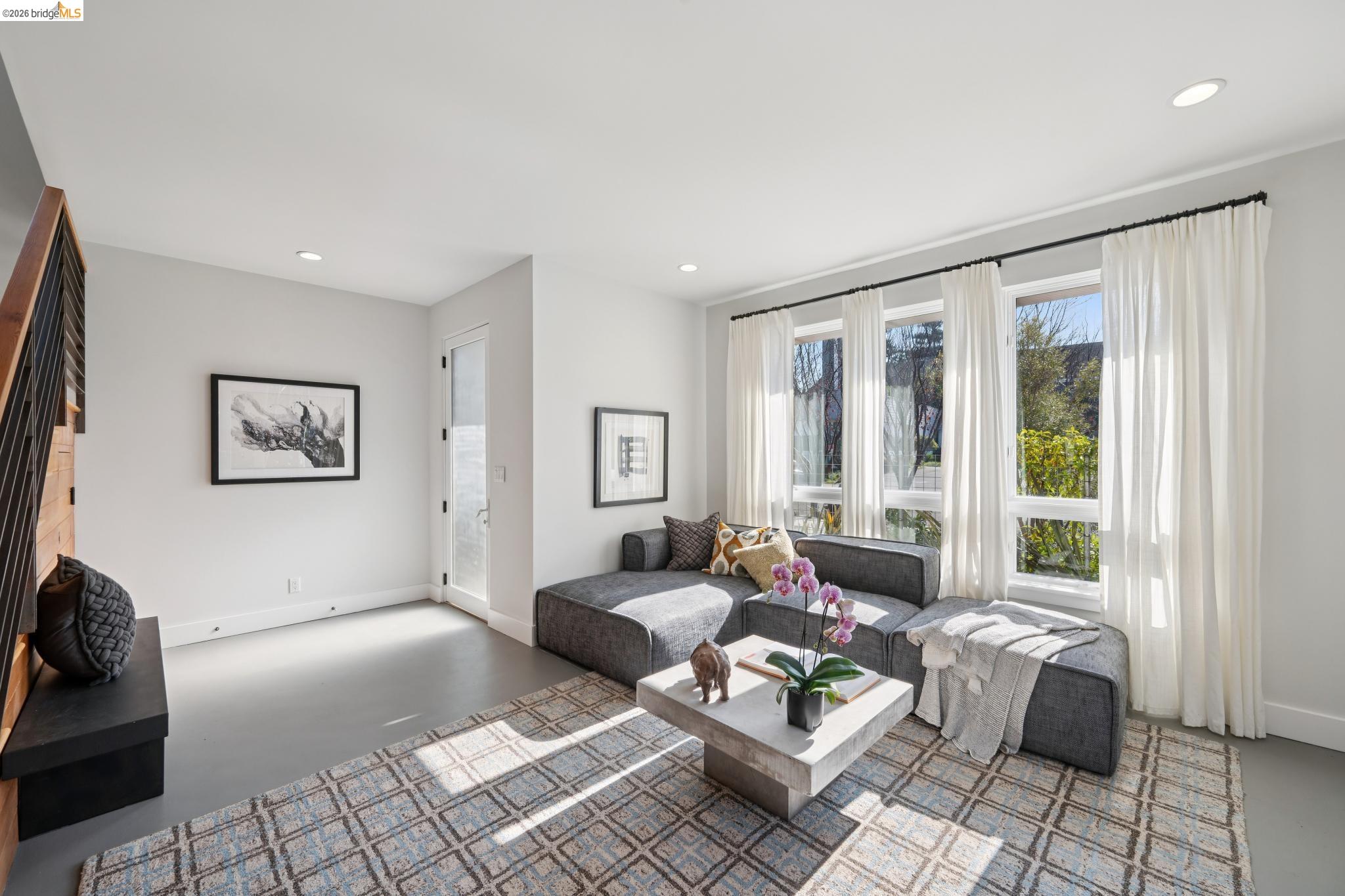 Detail Gallery Image 6 of 60 For 1126 Ocean Avenue, Oakland,  CA 94608 - 2 Beds | 2/1 Baths