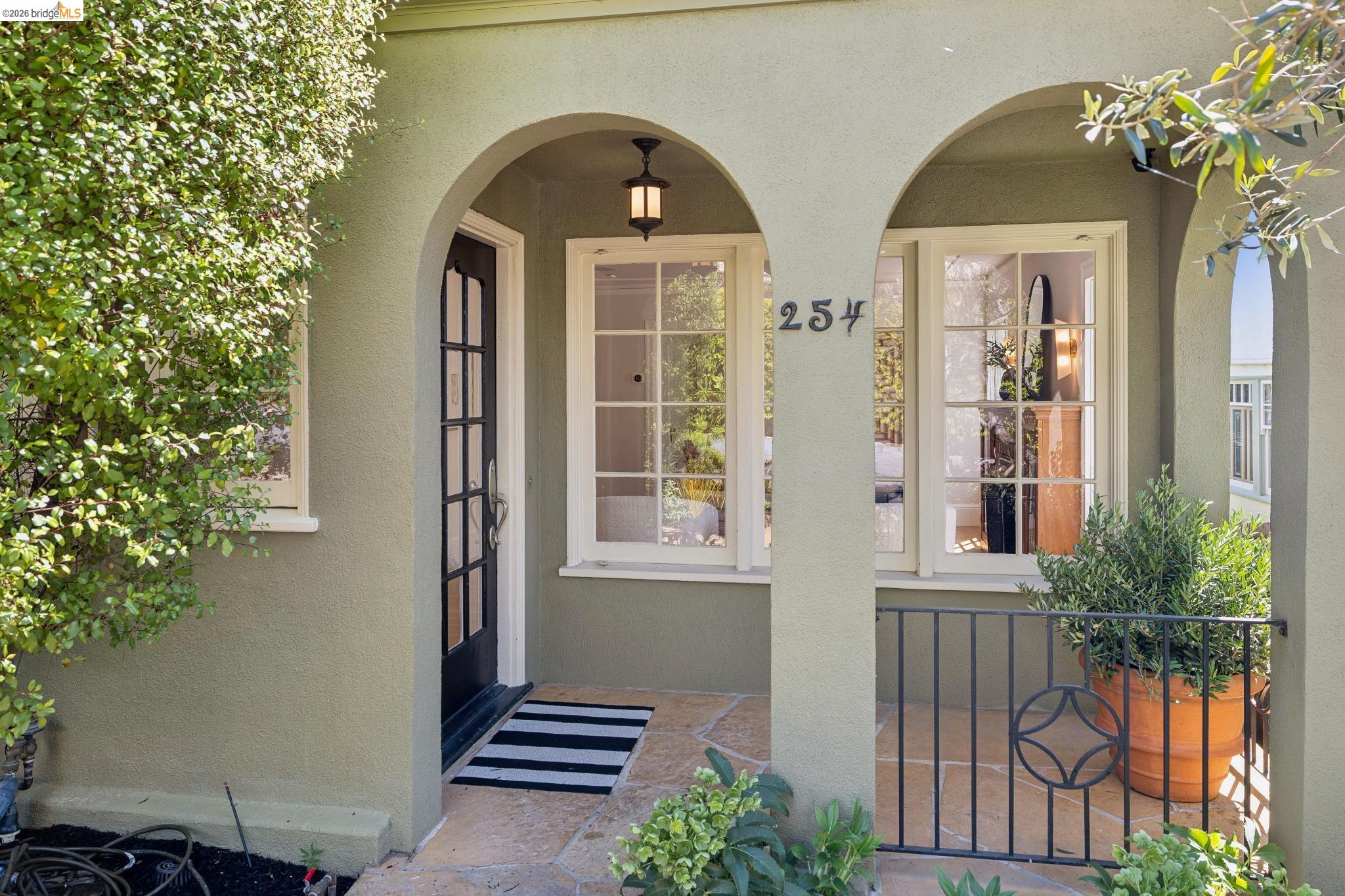 Detail Gallery Image 2 of 49 For 254 Wildwood Ave, Piedmont,  CA 94610 - 4 Beds | 3 Baths