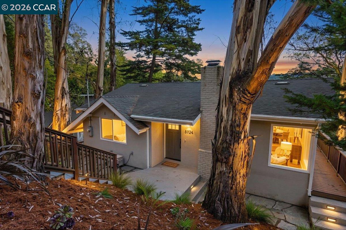 Detail Gallery Image 2 of 48 For 5924 Balboa Dr, Oakland,  CA 94611 - 2 Beds | 2 Baths