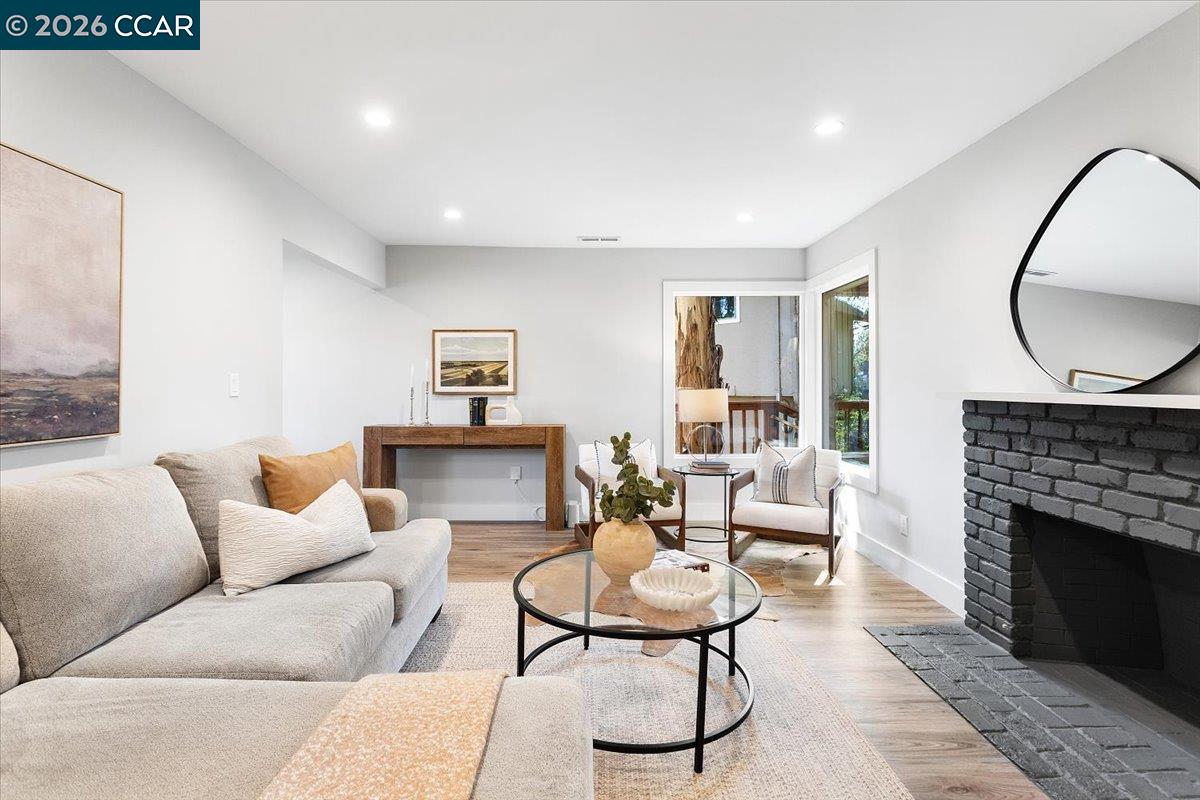 Detail Gallery Image 10 of 48 For 5924 Balboa Dr, Oakland,  CA 94611 - 2 Beds | 2 Baths